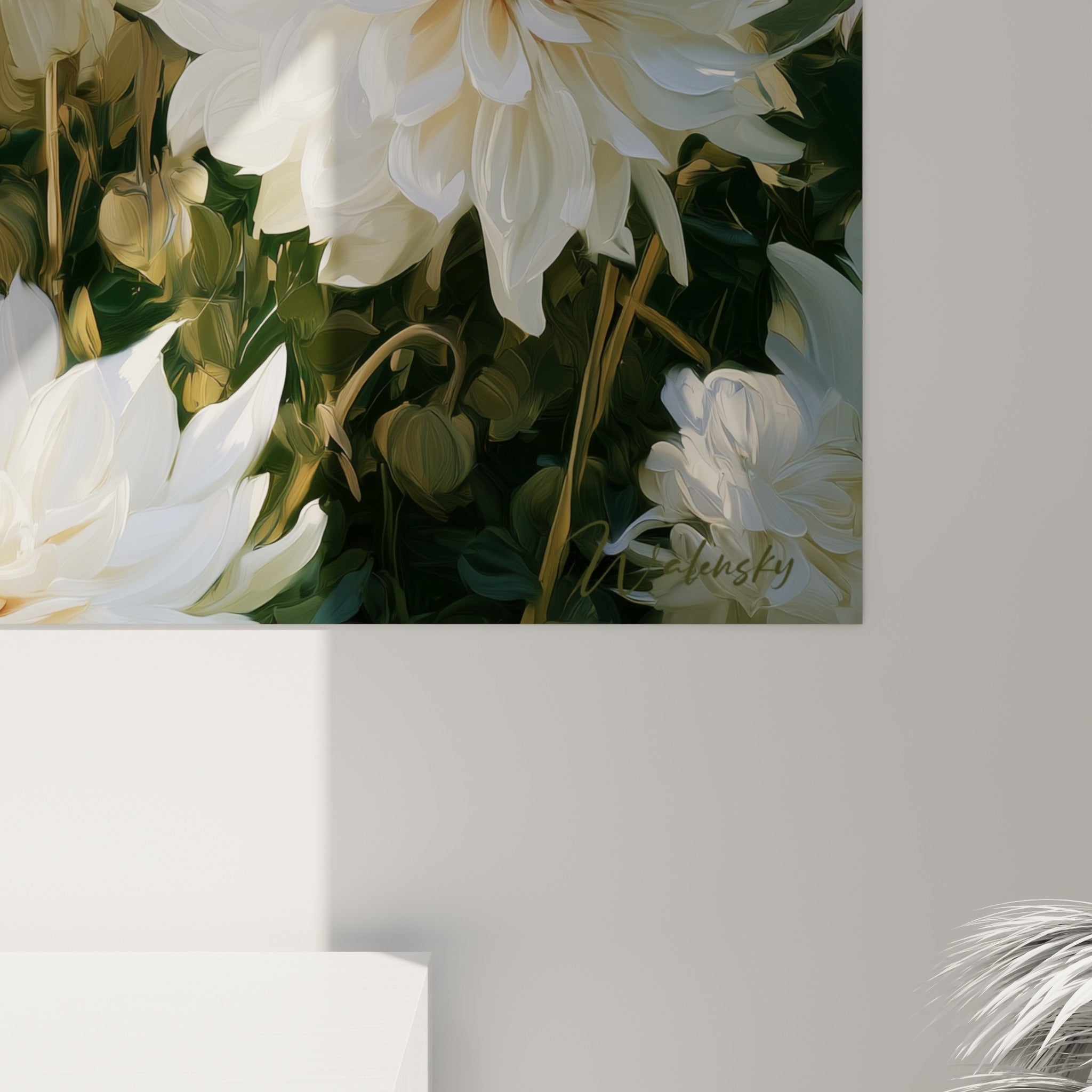 Empâtements de peinture révélant la texture des pétales blancs et les reflets dorés du dahlia