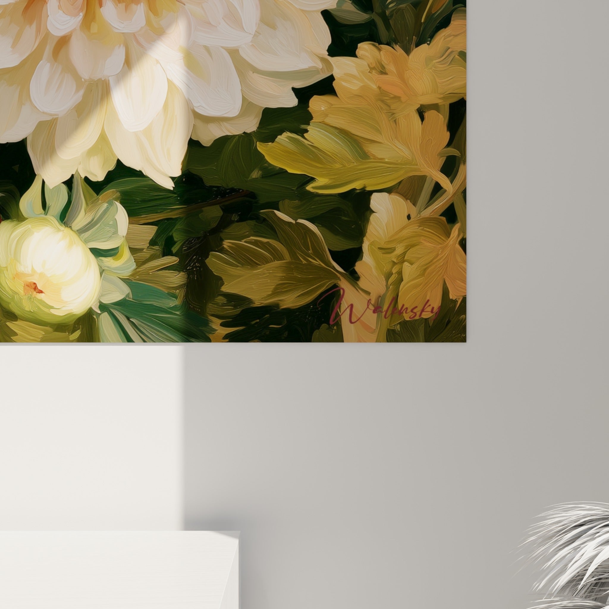 Empâtements et coulures de peinture sur les pétales roses et crème du dahlia, texture riche et vibrante