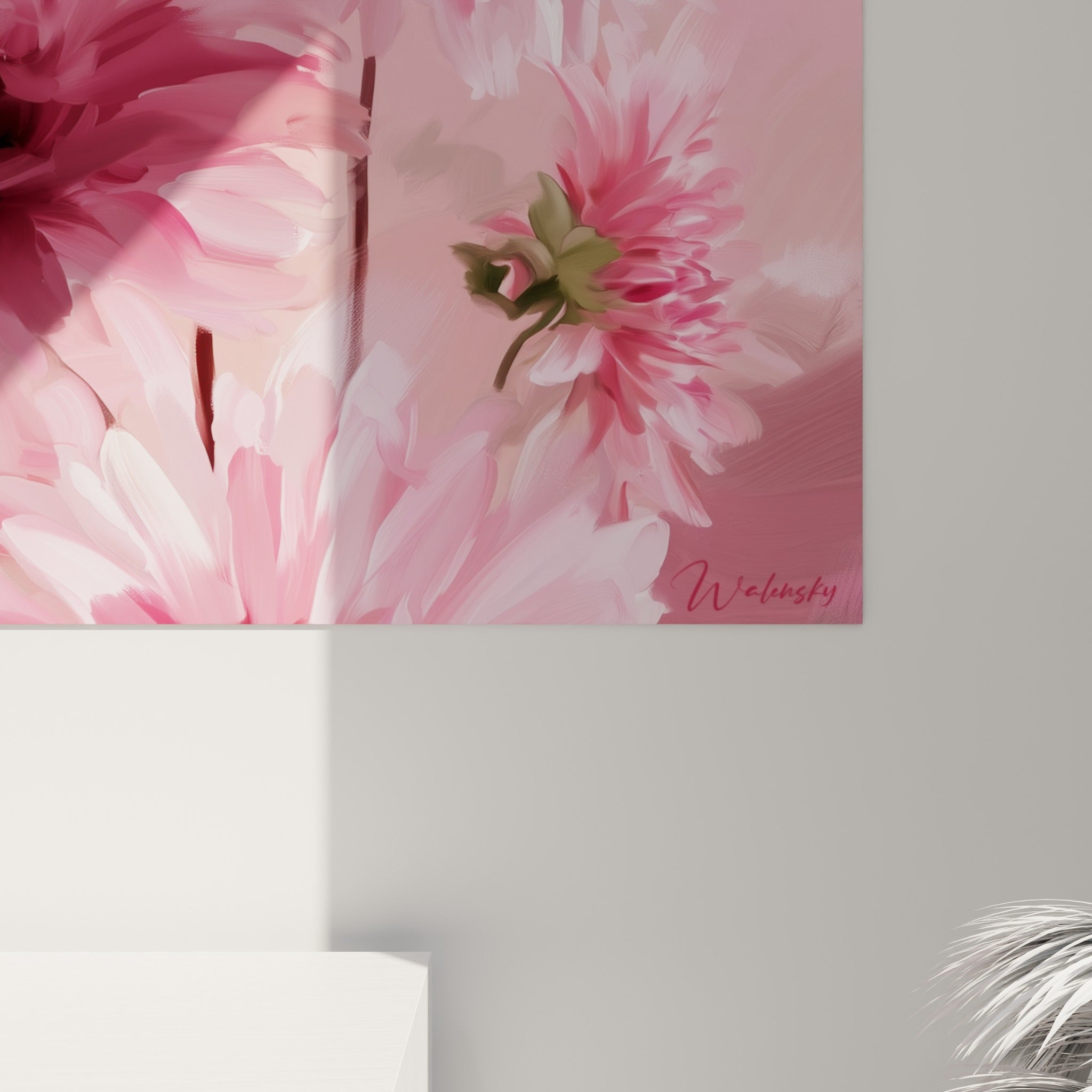 Empâtements roses et coulures bordeaux visibles sur les pétales du dahlia, grain de peinture texturé en gros plan