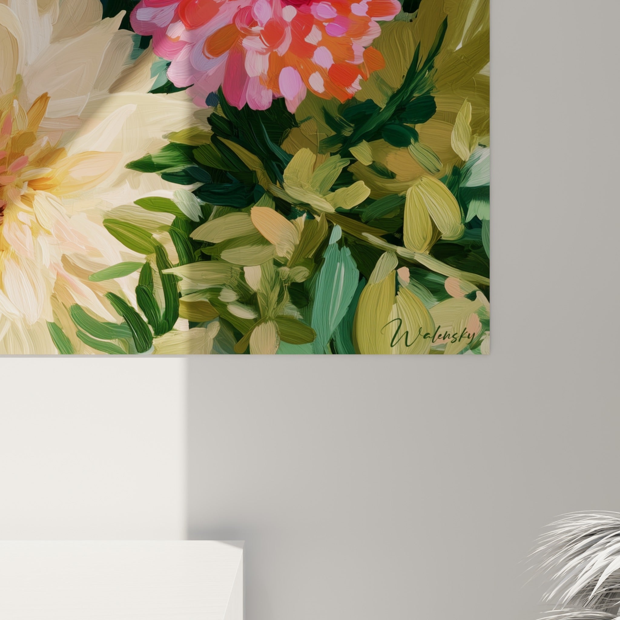 Empâtements de peinture rose et crème visibles de près, coulures et textures denses sur les pétales du dahlia