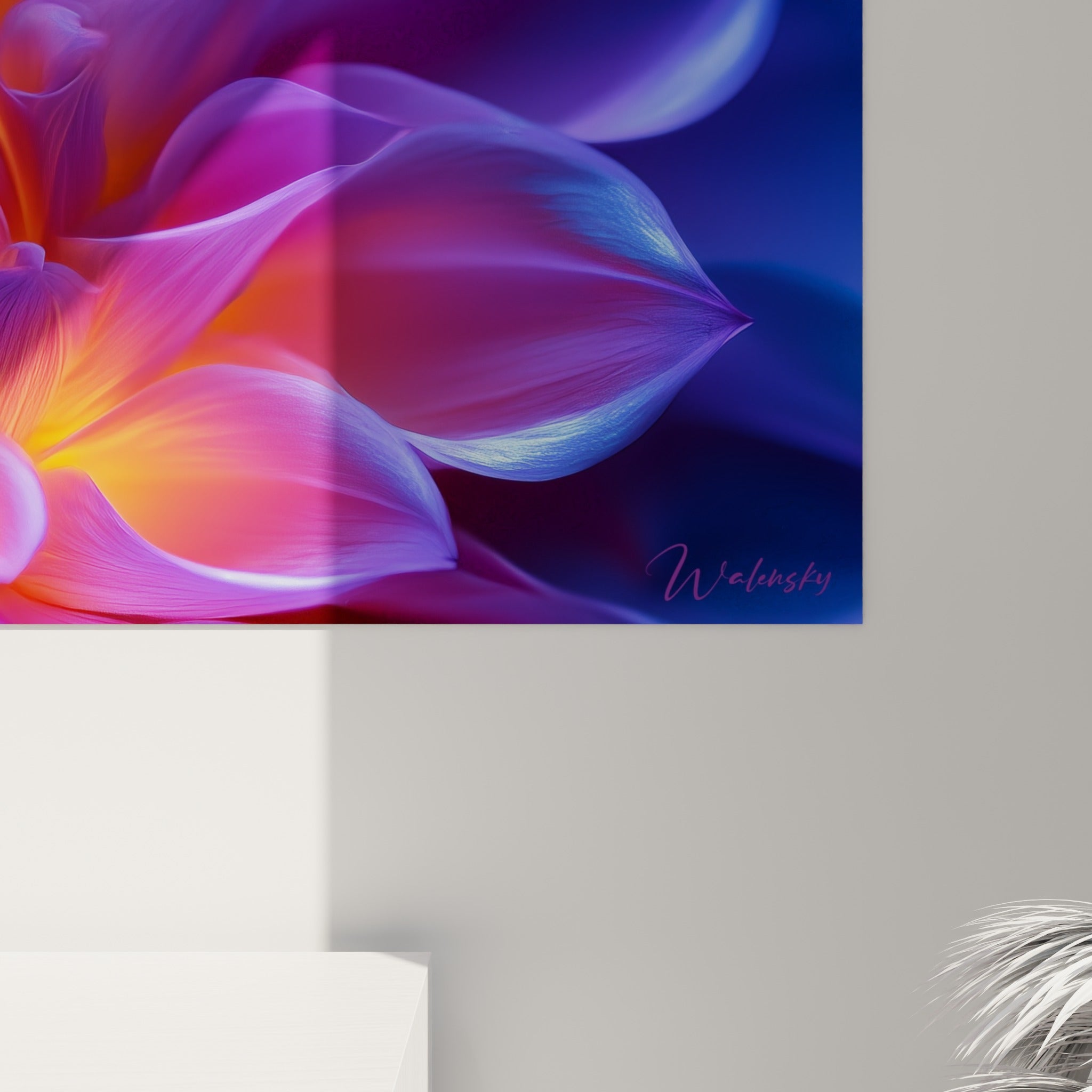 Détail des pétales Dahlia violets et bleu marine, texture veloutée et lueur orangée au centre de l'œuvre
