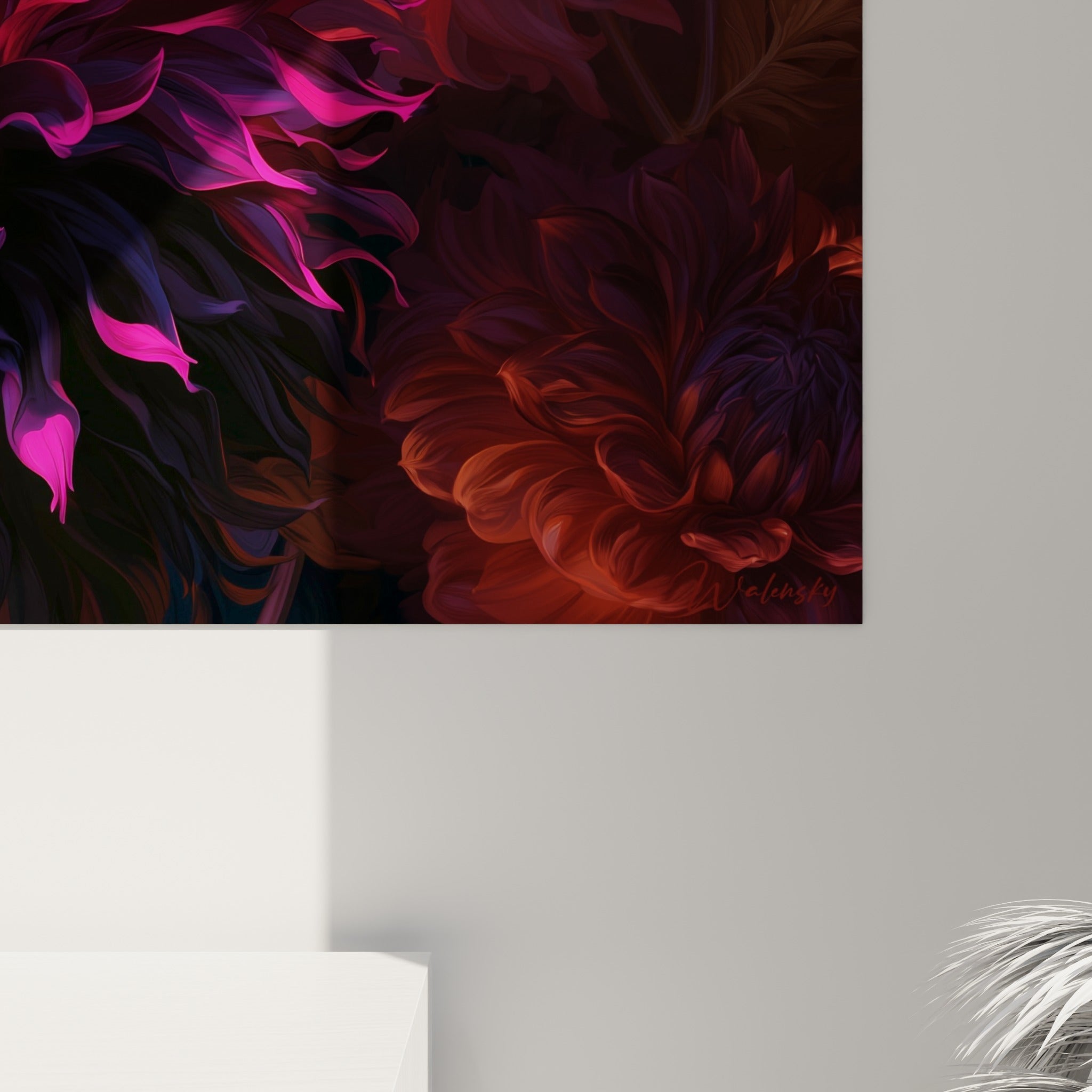 Texture peinte des pétales de dahlia révélant coulures orangées et empâtements violet sombre de près