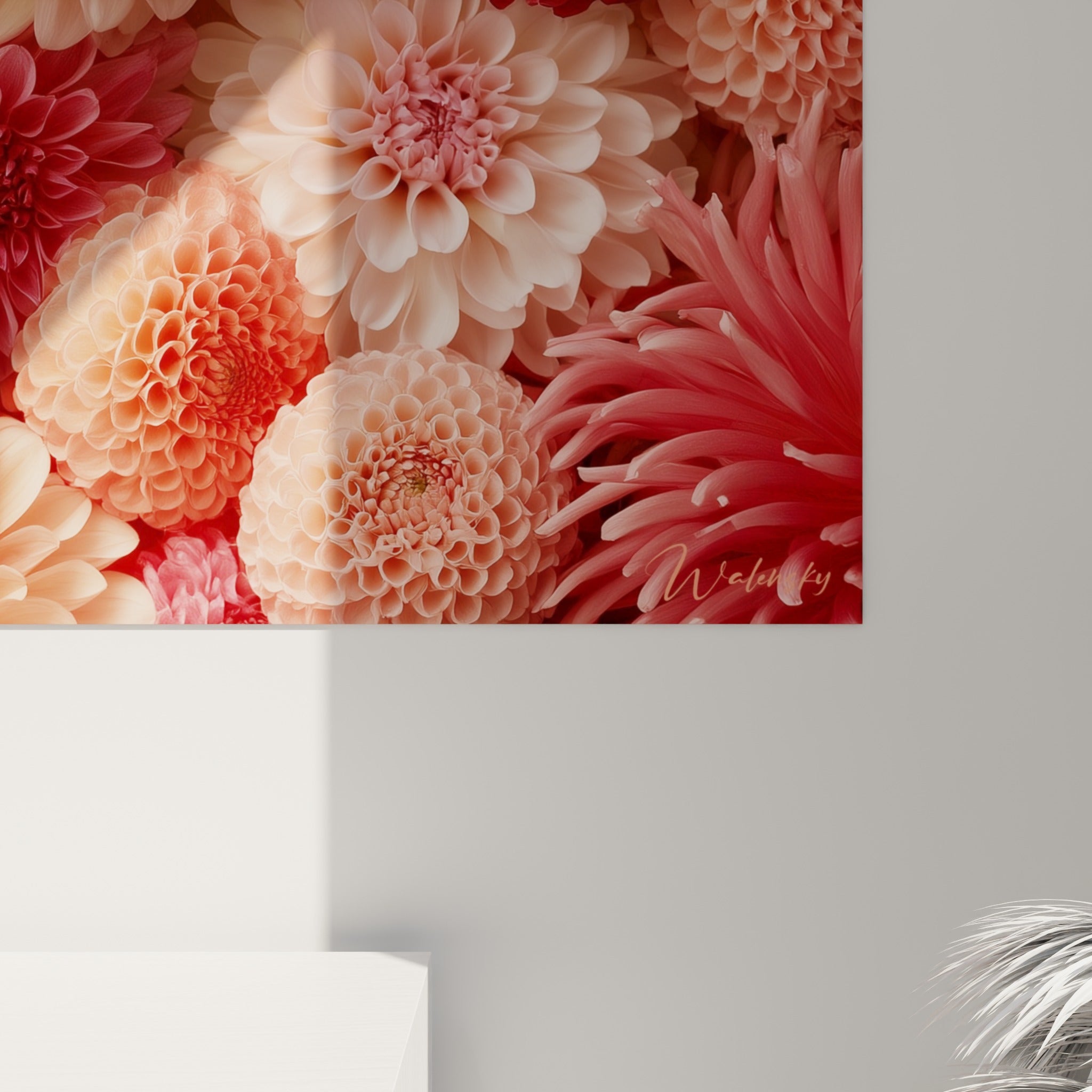 Pétales de dahlia rose poudré et ivoire aux textures veloutées, grain fin visible en gros plan sur la toile