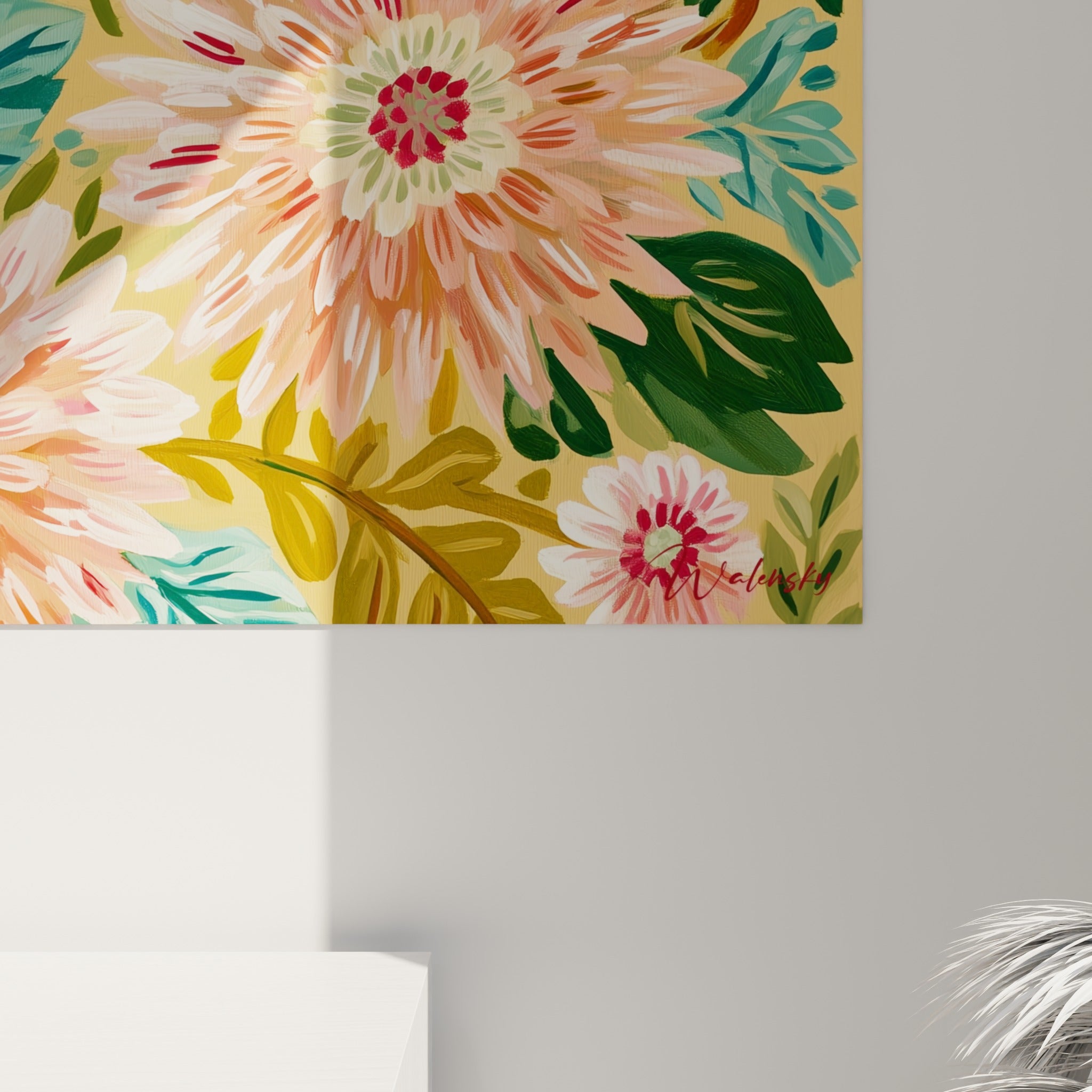 Détail des pétales de dahlia rose et corail montrant la texture picturale et les touches de vert sauge