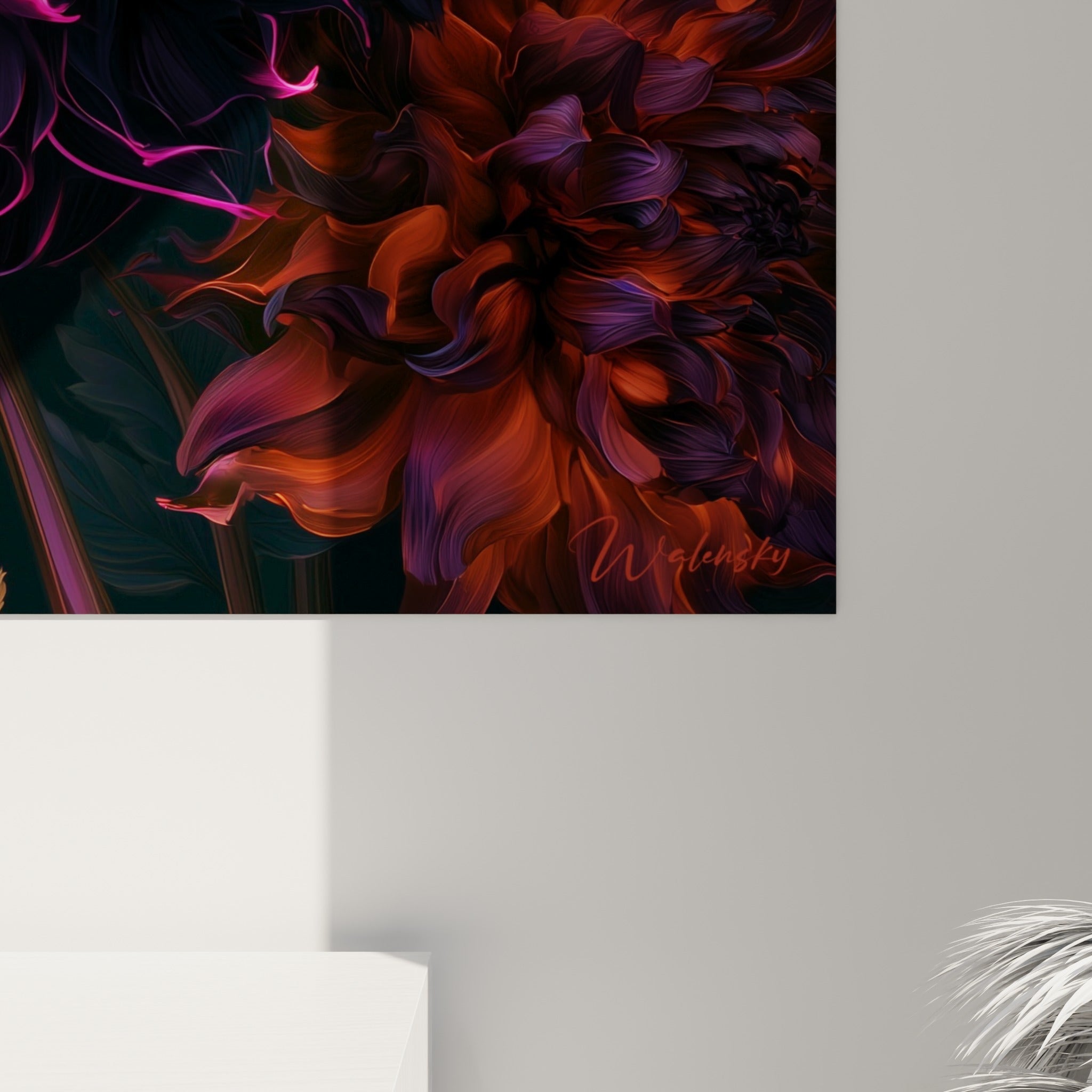 Grain et textures veloutées des pétales pourpres et orangés du dahlia vus de près