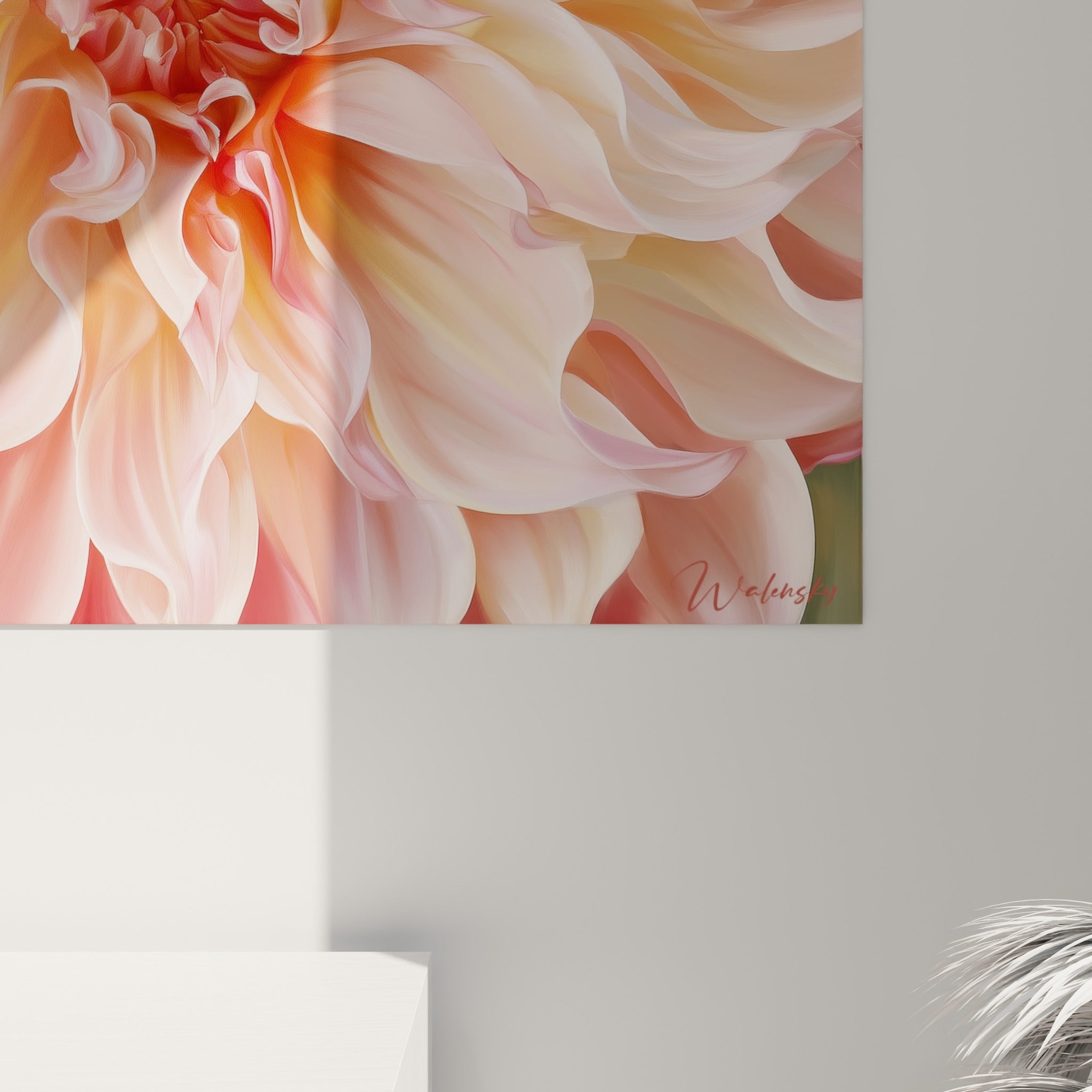 Empâtements fins révélant les nuances rose corail et crème au cœur du dahlia, textures soyeuses des pétales
