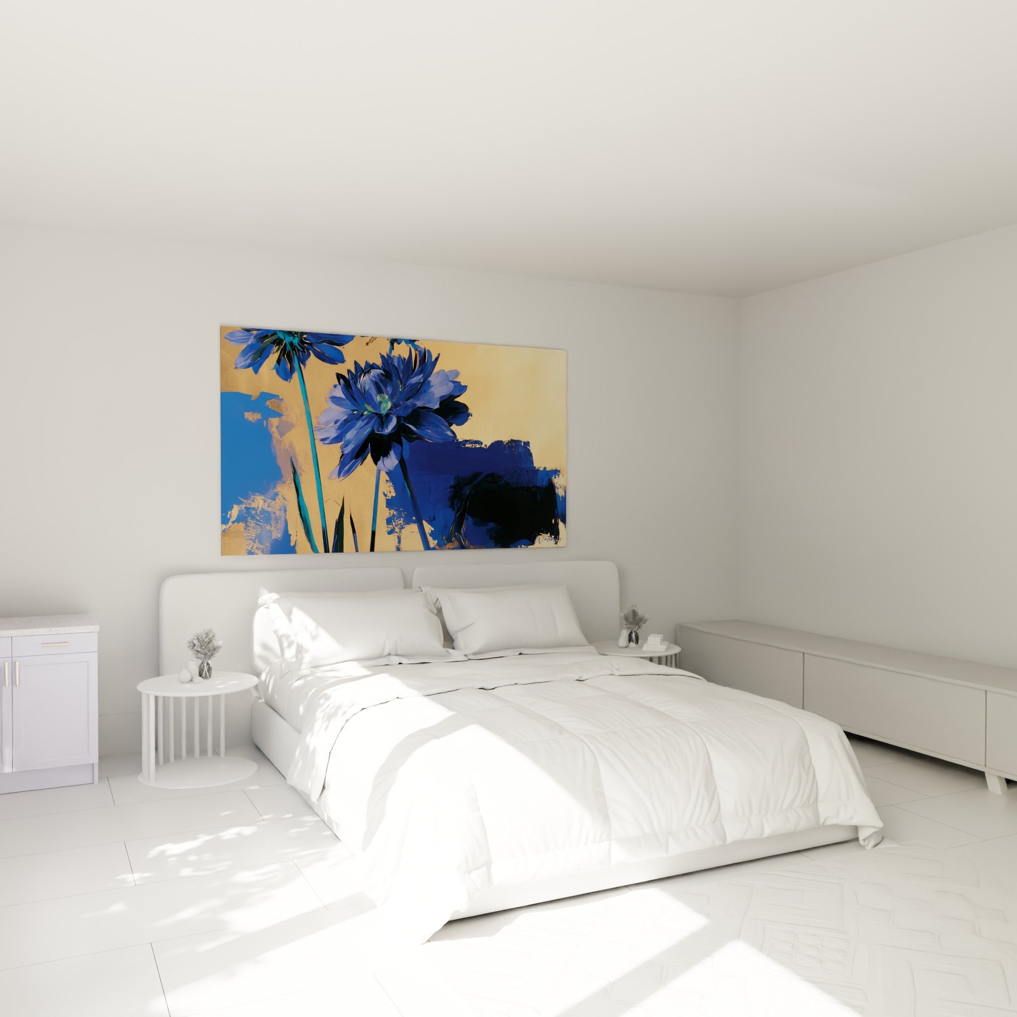 Fleur dahlia bleu indigo et doré, pétales détaillés, accrochée au-dessus d'un lit dans une chambre claire
