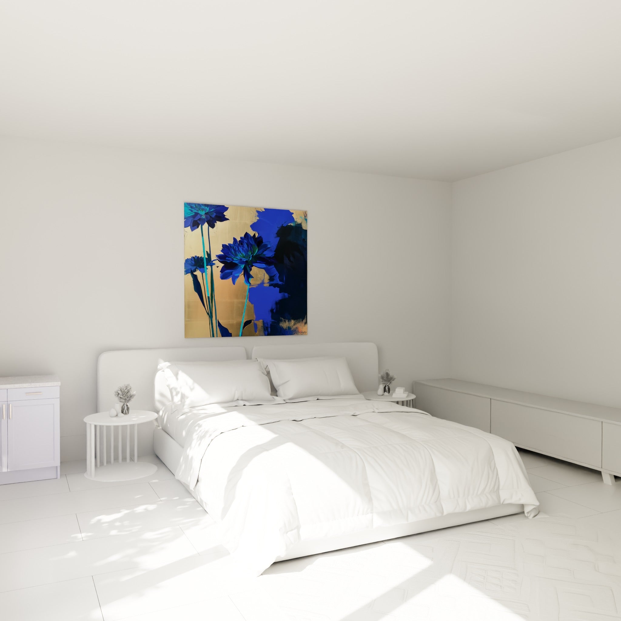 Dahlias bleu marine et tiges turquoise, au-dessus d'un lit dans une chambre claire