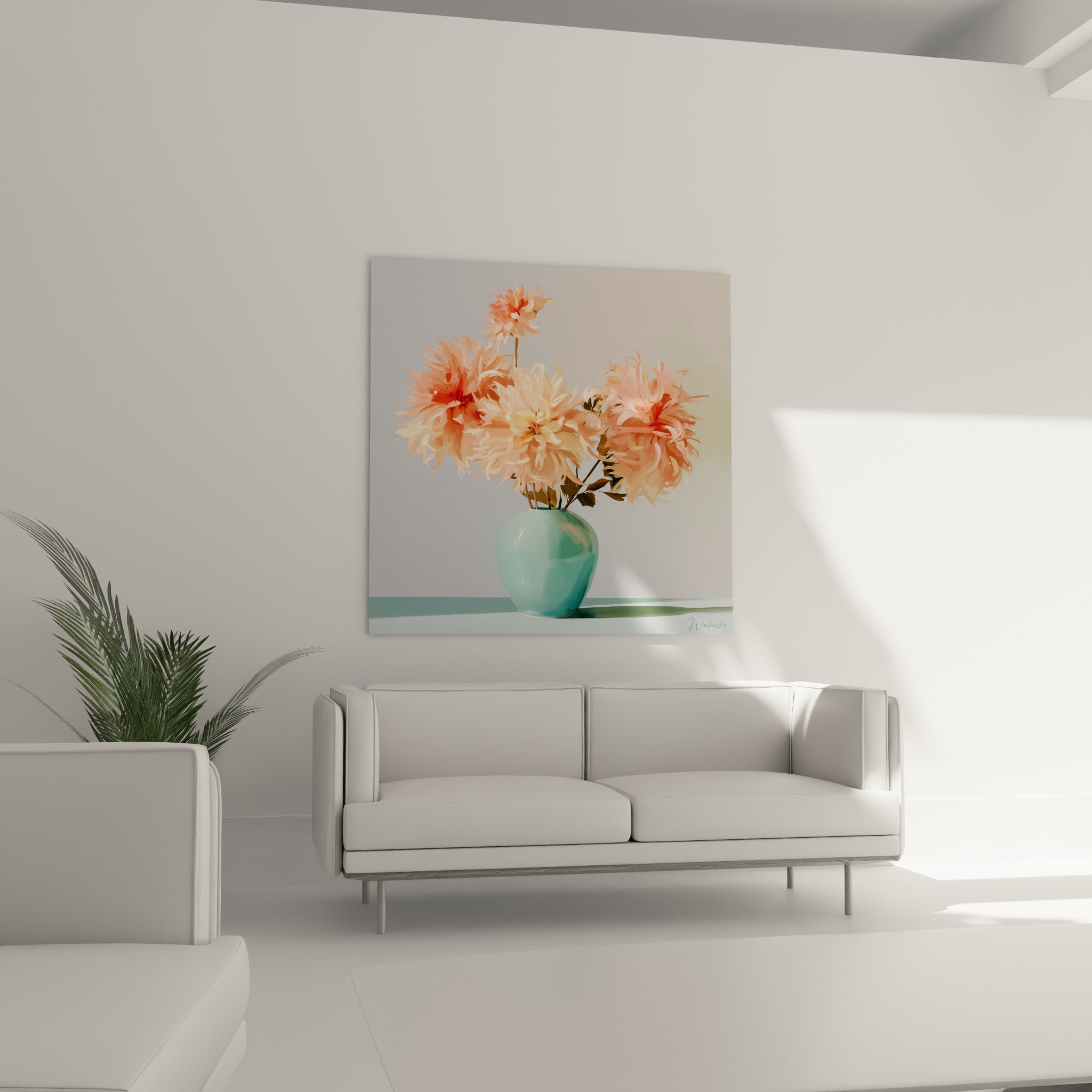 Bouquet de dahlias corail et pêche dans un vase turquoise, accroché au-dessus d'un canapé dans un salon lumineux