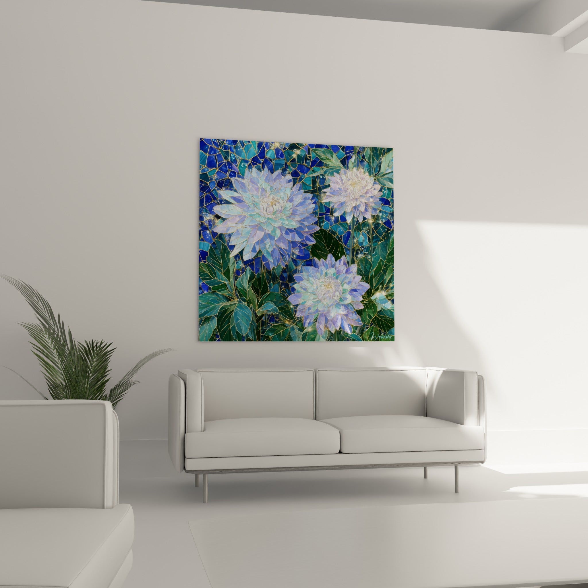Composition florale dahlia bleu nuit et vert sauge au-dessus d'un canapé dans un salon lumineux