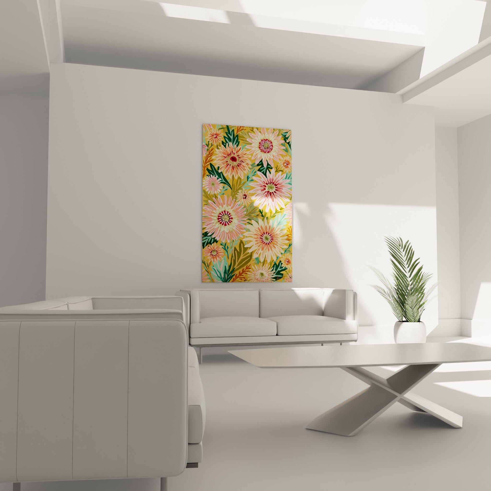 Fleurs dahlia ocre et vert sauge composent un massif dense, installées au-dessus d'un canapé dans un salon lumineux