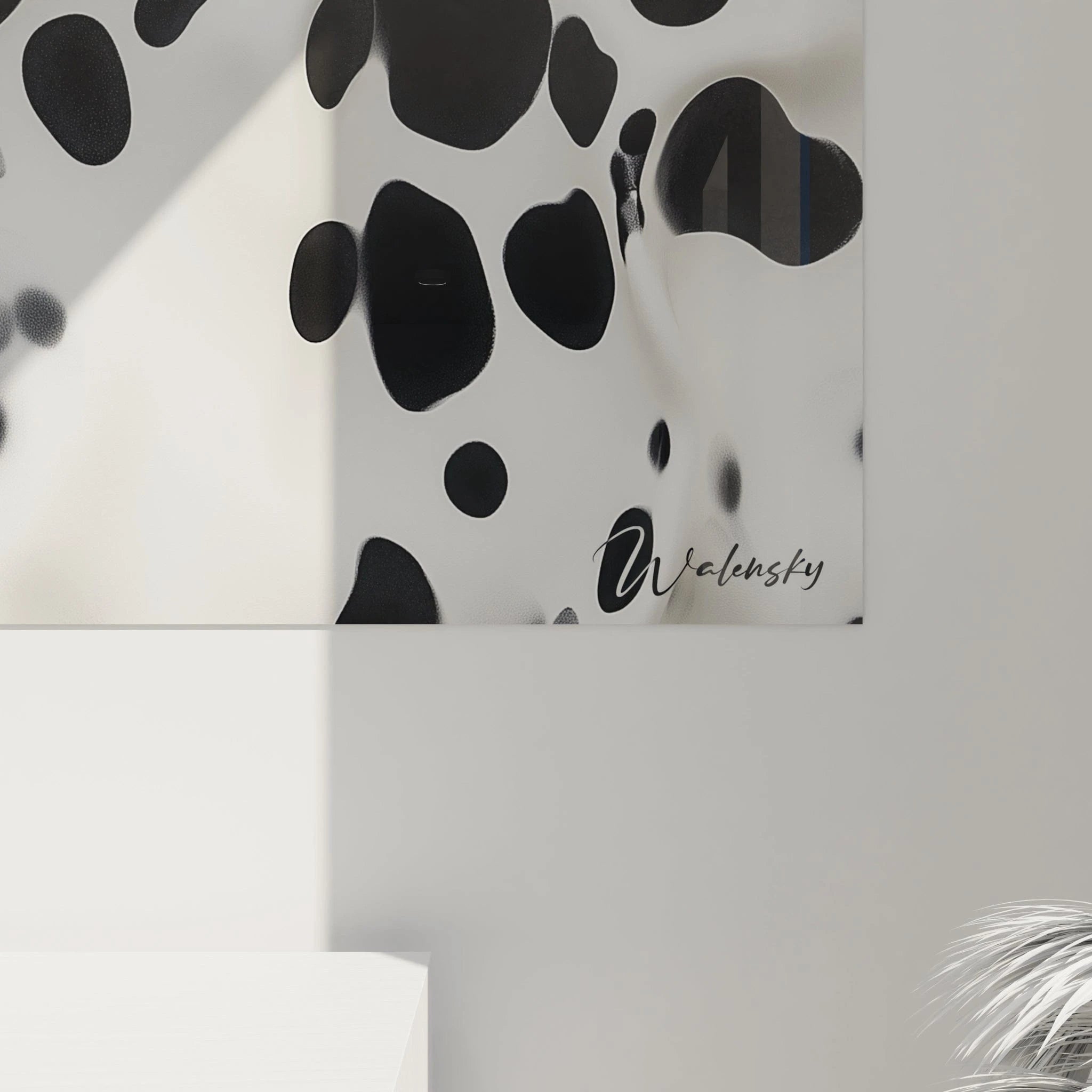 Tableau tacheté noir et blanc de Walensky sur un mur clair avec des ombres douces