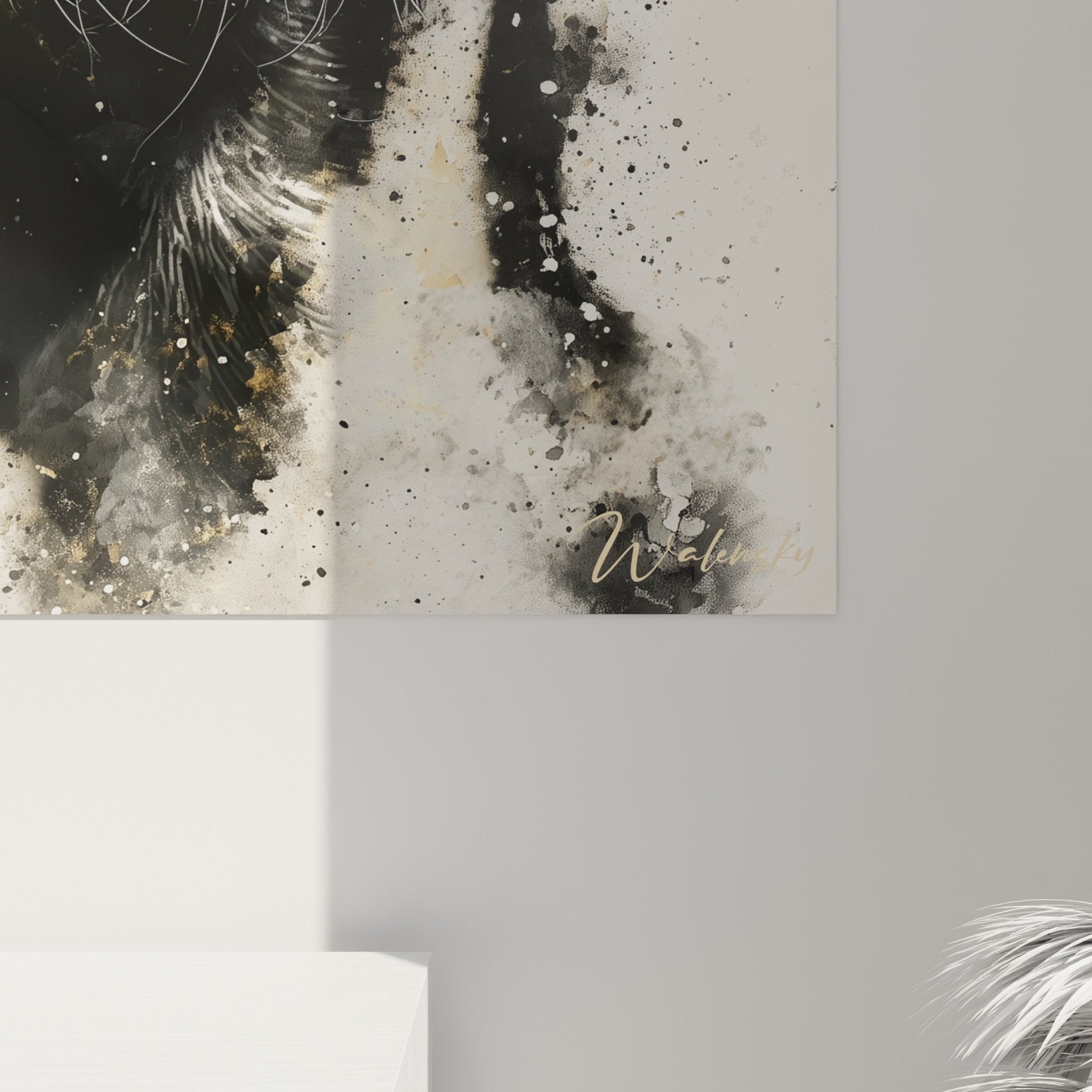 Vista d'insieme del quadro Dalmata in soggiorno contemporaneo con divano grigio