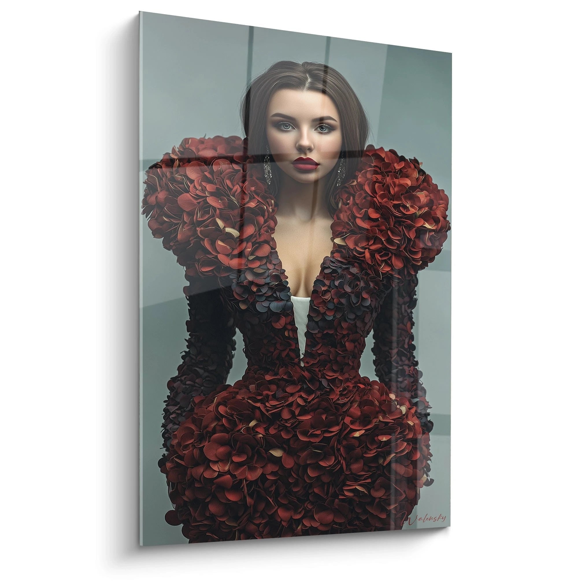 Tableau dame aux roses en verre avec une robe florale rouge, idéal pour une décoration élégante