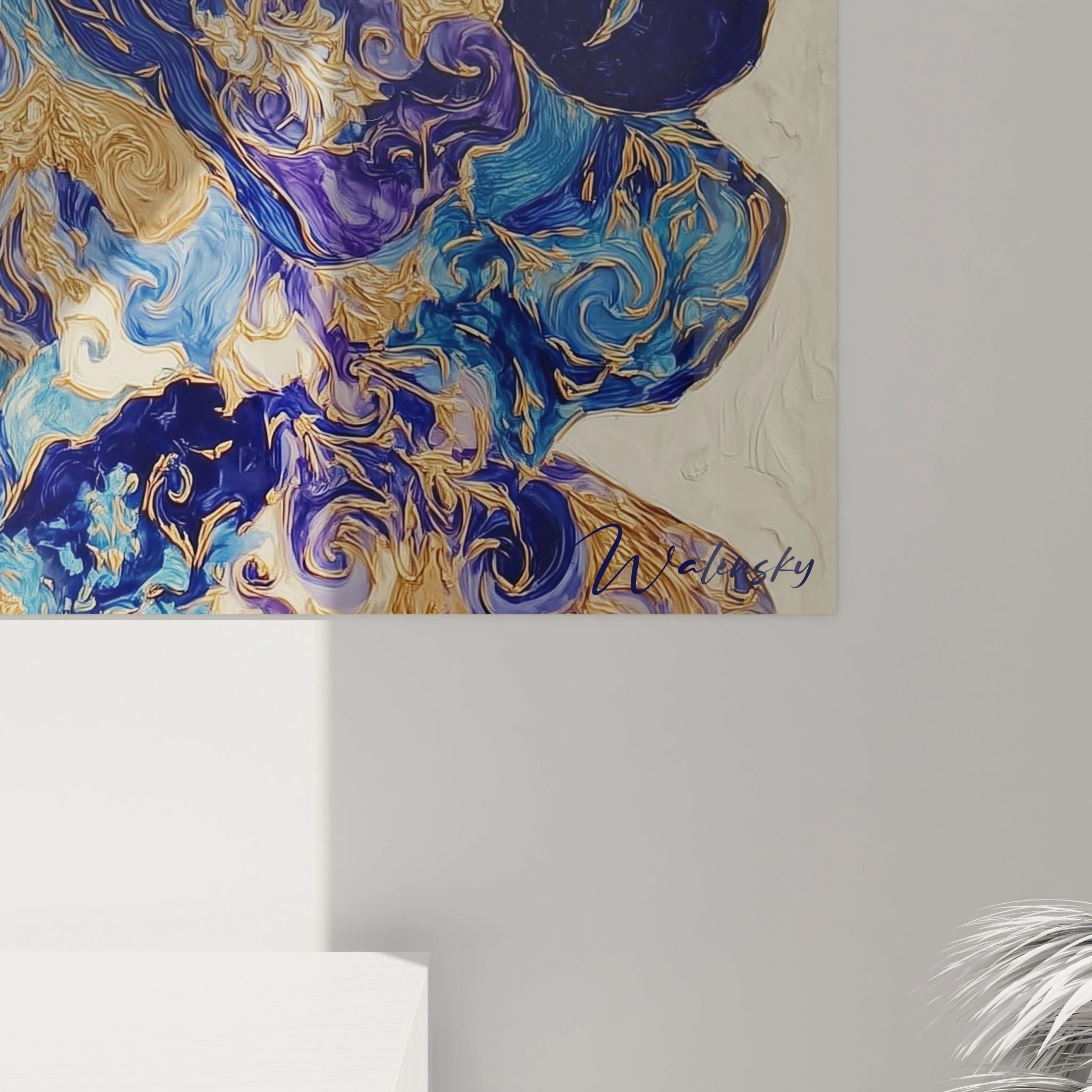 Tableau dame de dos bleu de Walensky avec des motifs abstraits et des nuances vibrantes