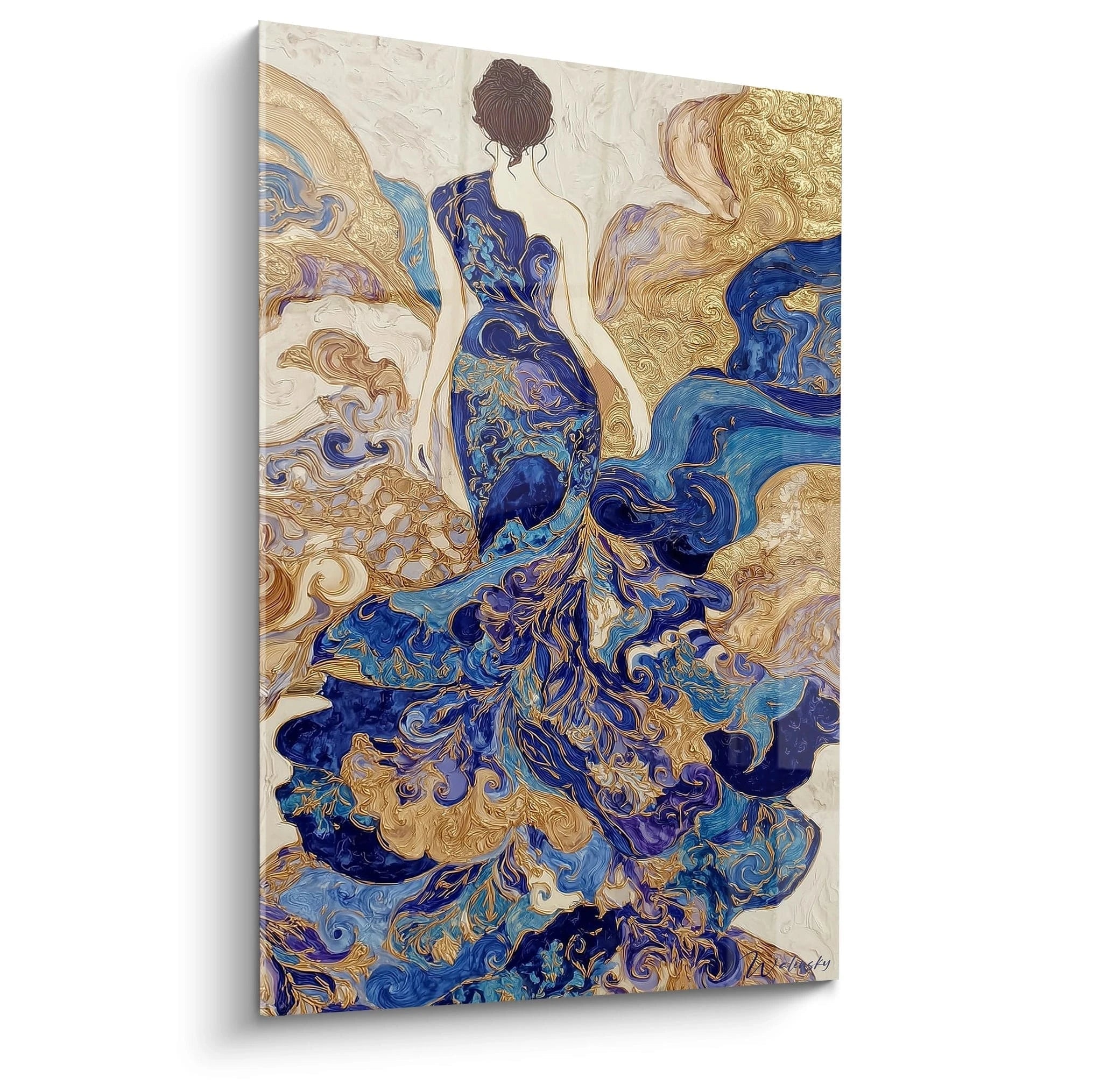 Tableau dame de dos bleu avec motifs dorés et des vagues artistiques en arrière-plan