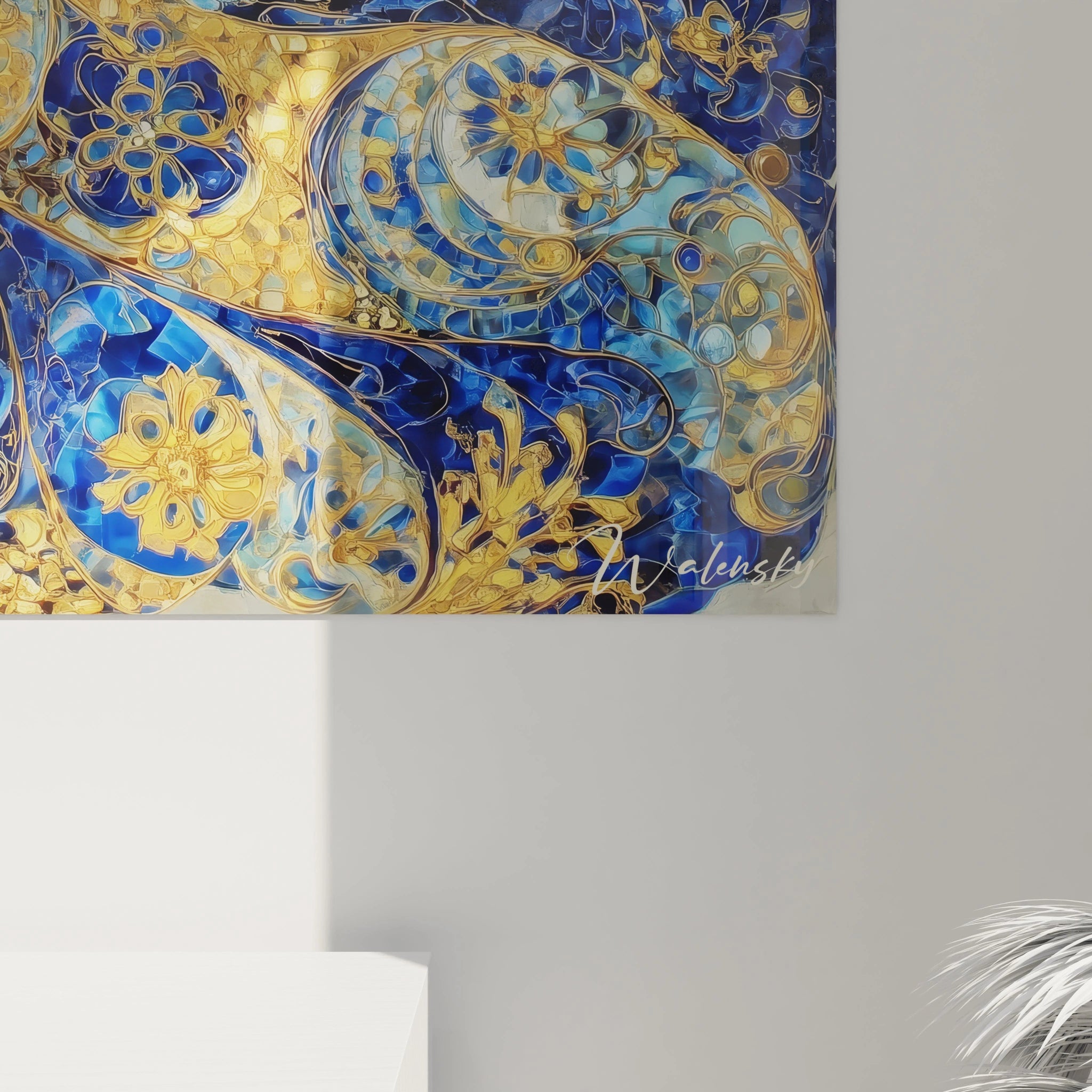 Tableau mural de Walensky représentant une femme élégante en robe bleue avec des motifs dorés.