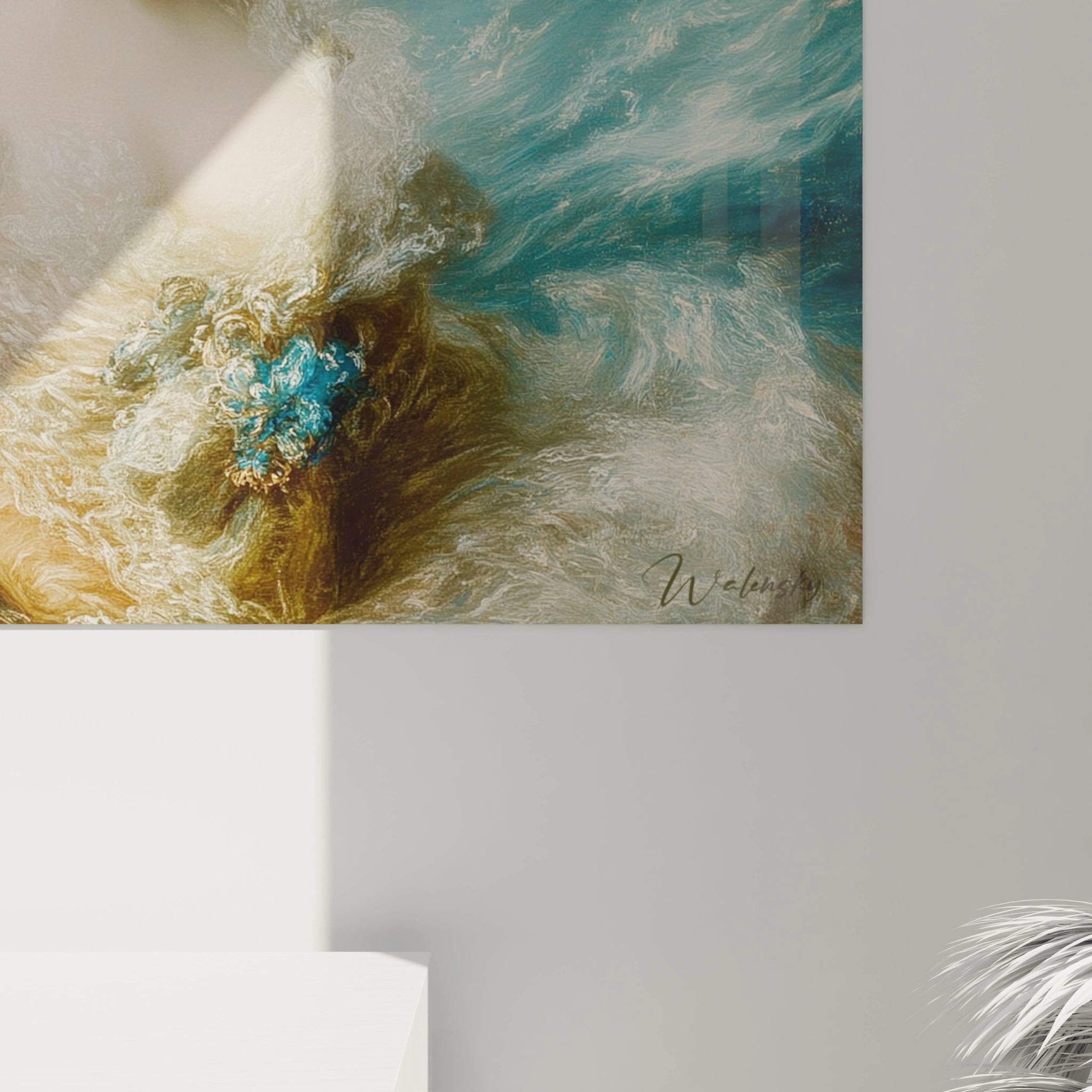 Tableau mural Walensky abstrait bleu et or avec motif floral baroque, accroché sur mur blanc, tableau dame rococo