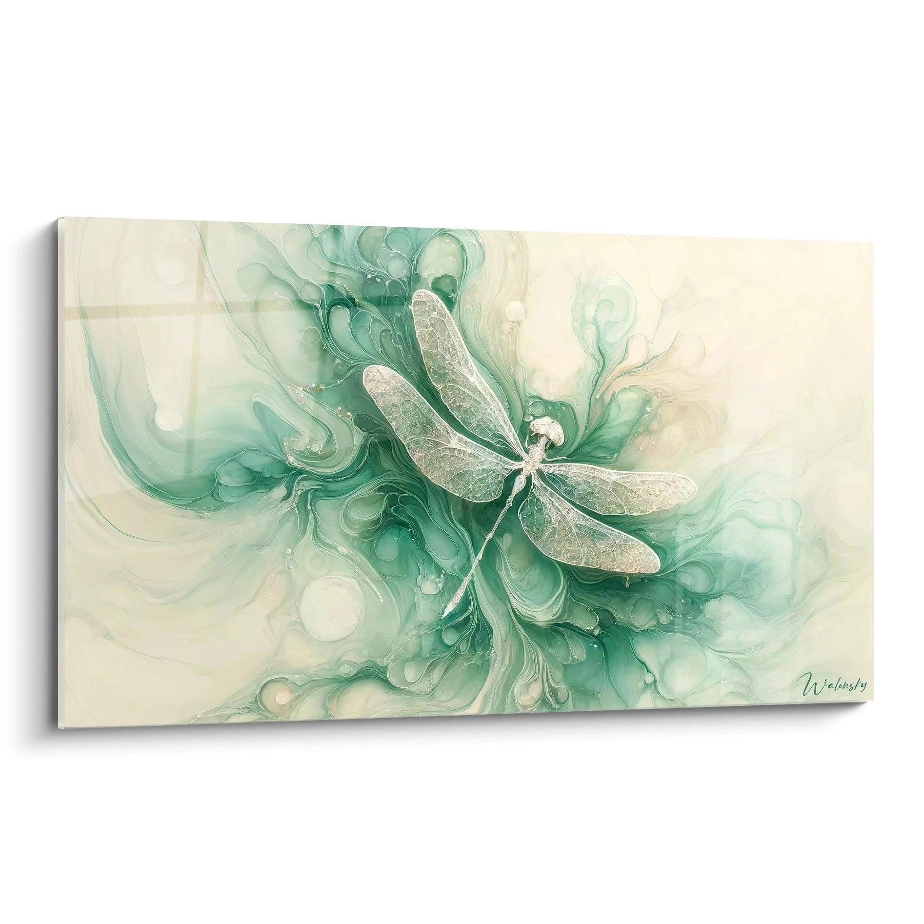 Un tableau abstrait de libellule blanche translucide sur fond fluide. Dominé par des teintes vert jade, blanc nacré et ivoire pâle. La texture présente des formes liquides tourbillonnantes avec des effets de transparence, des cellules bulleuses et des ailes finement nervurées au centre.