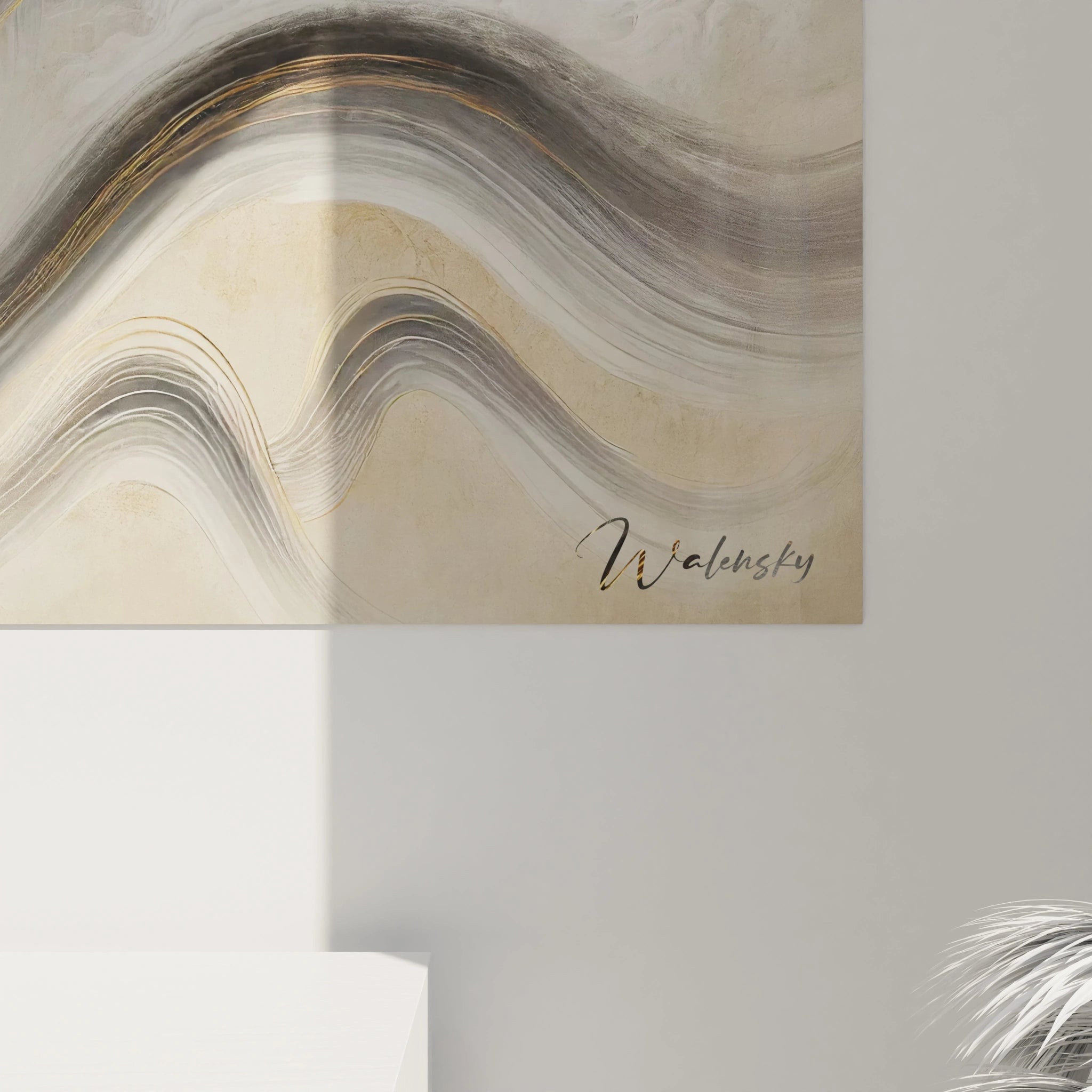 Vue rapprochee de ce tableau chinois ou la noblesse du tigre se melange aux montagnes ondulantes des formes abstraites et des nuances beiges et dorees pour une ambiance mystique