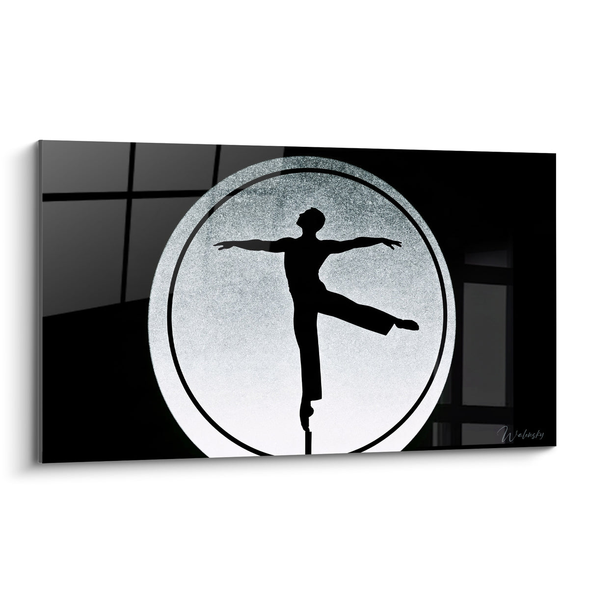 Danseur en silhouette noire figé en équilibre sur cercle argenté scintillant et fond sombre