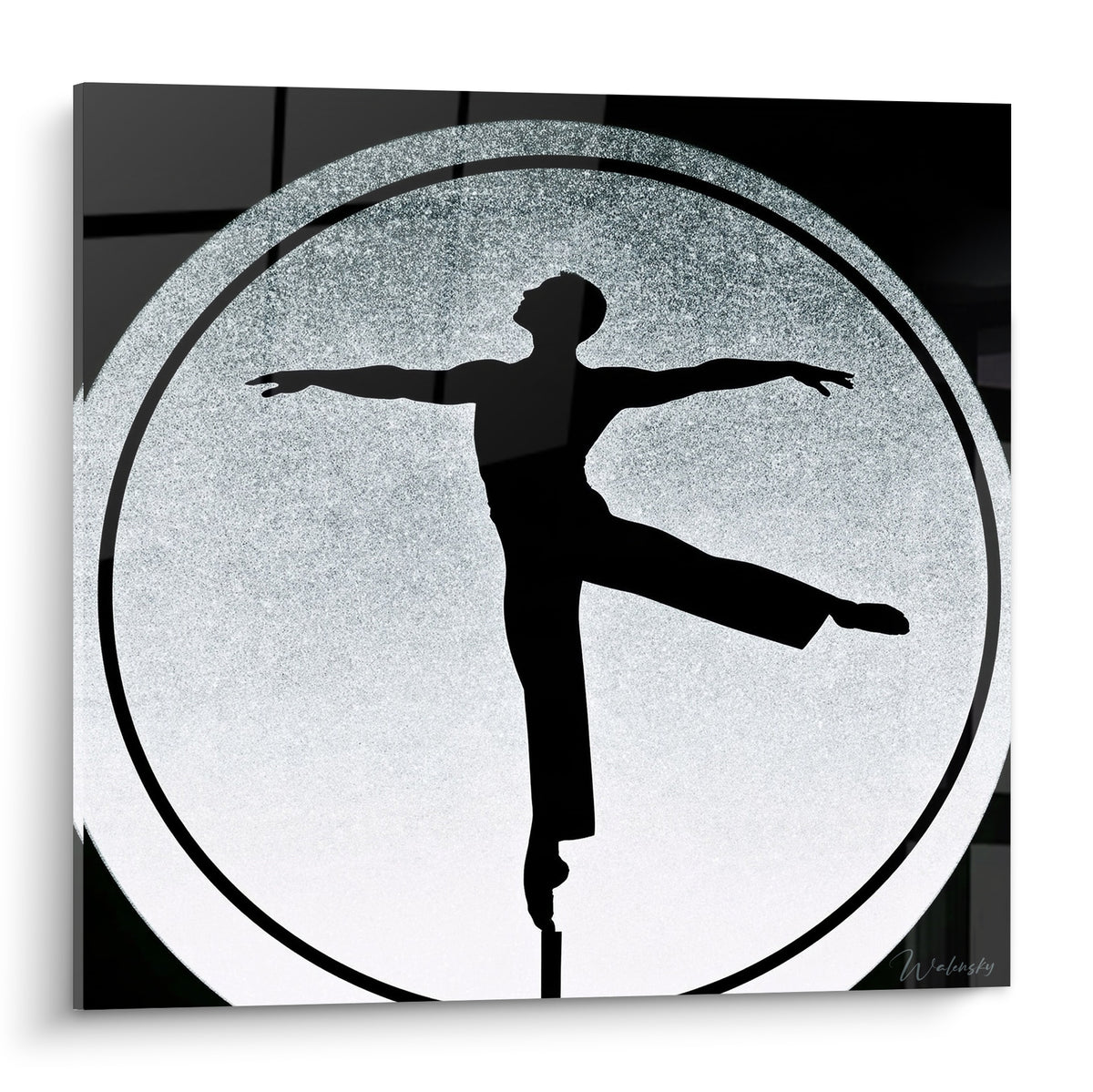Danseur en silhouette noire, bras tendus, dans un cercle argenté texturé scintillant