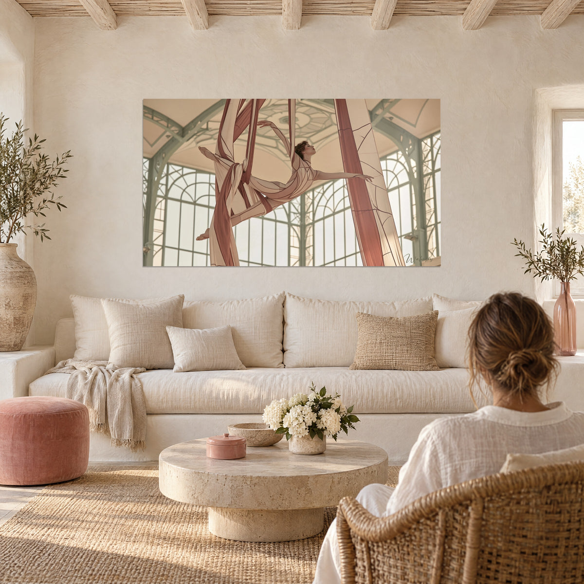 Acrobate aux voiles terracotta et vert sauge cambrée en l'air, accrochée au-dessus d'un lit dans une chambre claire