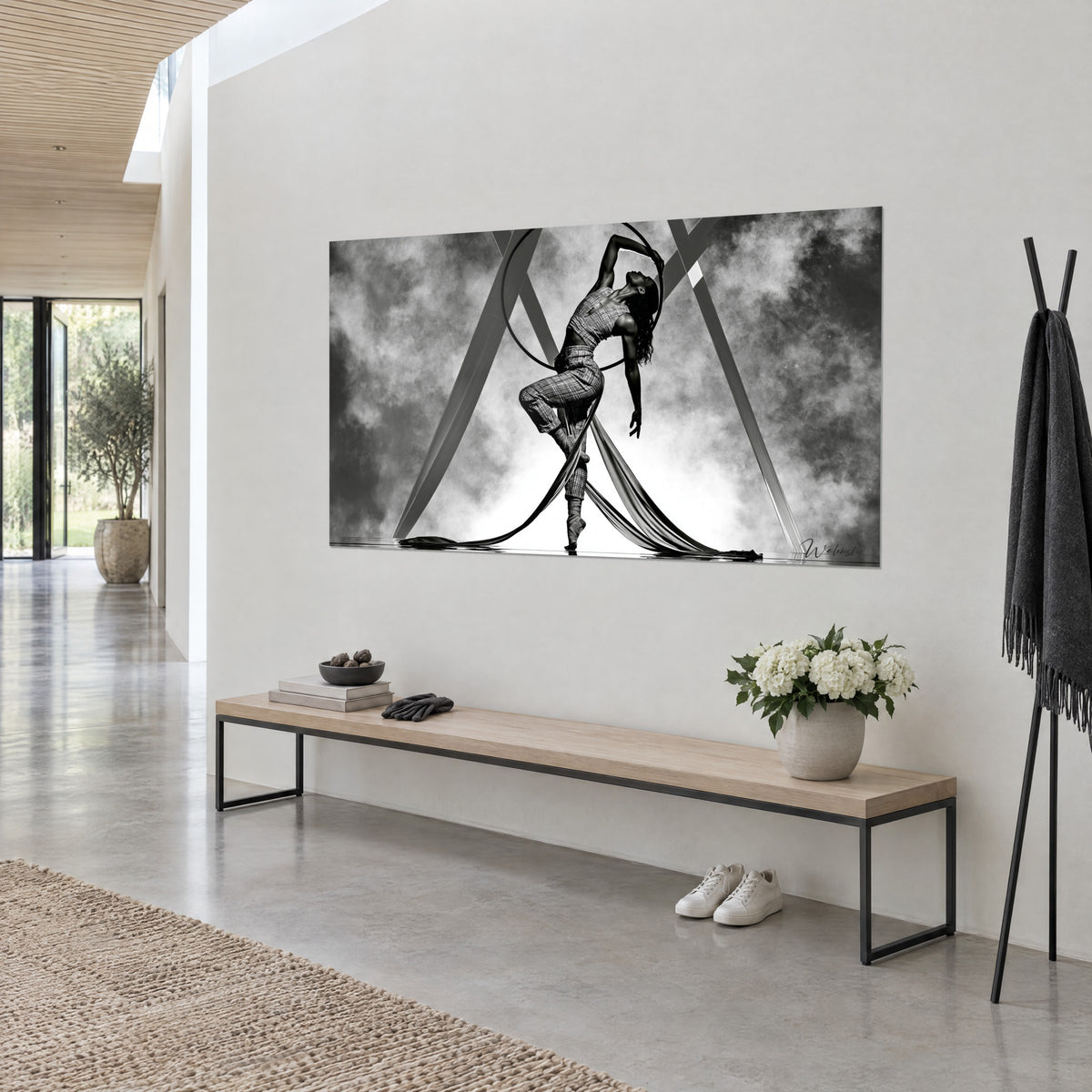 Silhouette cambrée saisie en clair-obscur, tableau danse acrobatique au-dessus d'un canapé dans un salon lumineux