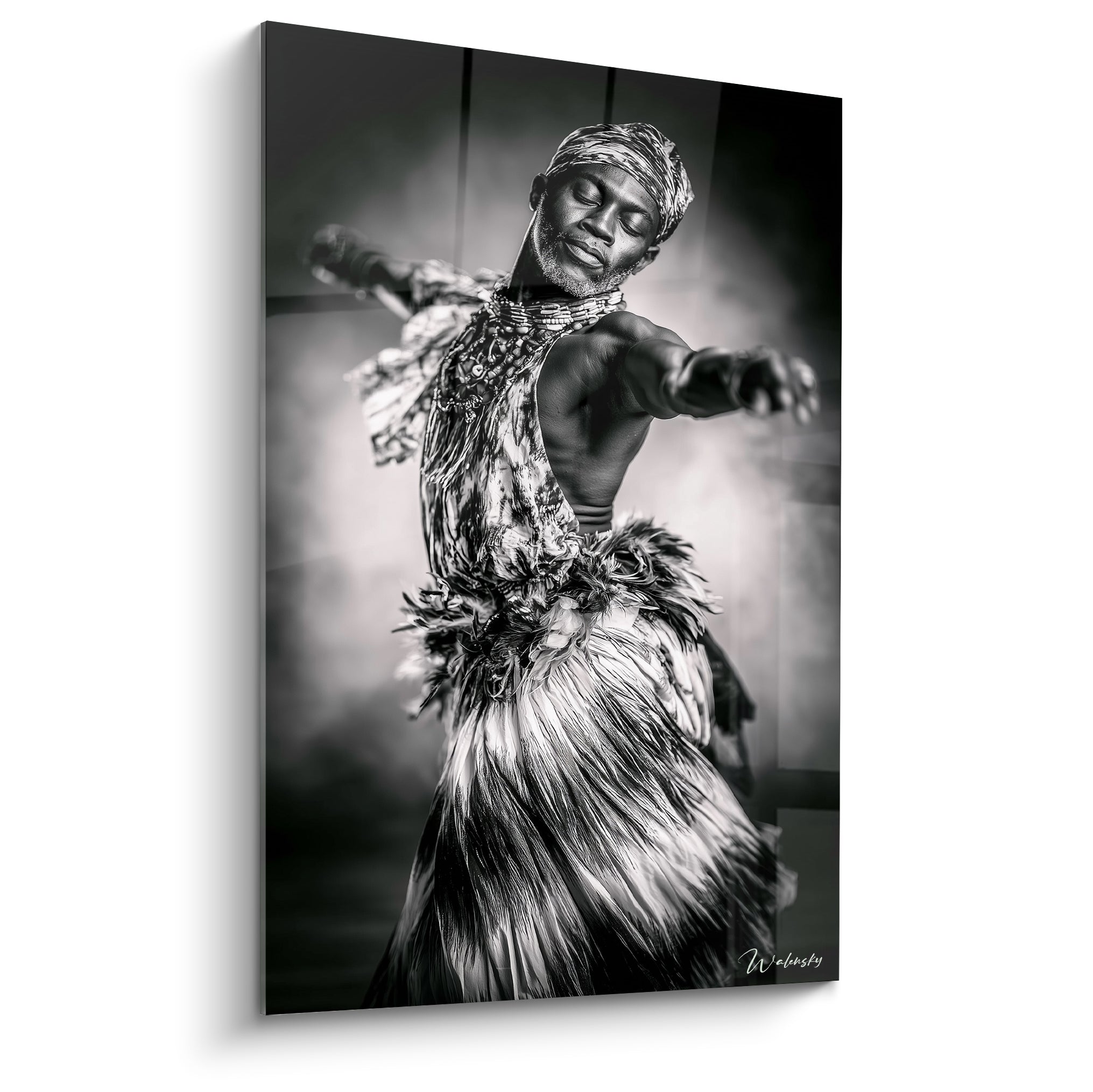 Danseur africain noir et blanc, bras tendus, jupe de plumes, geste de transe rituelle