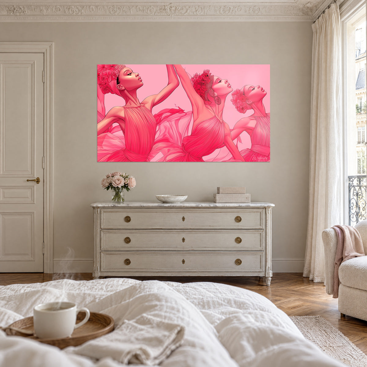Gemälde schlanke Silhouetten in fuchsiafarbenen und puderrosa drapierten Kleidern, erhobene Profile, über einem Bett in einem hellen Schlafzimmer