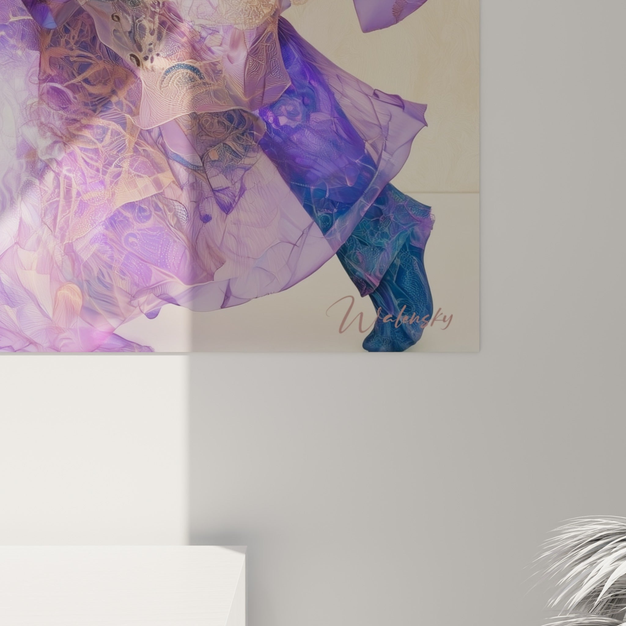 Empâtements dorés et voiles mauves se mêlant sur la toile, détail rapproché du tableau danse africaine accroché