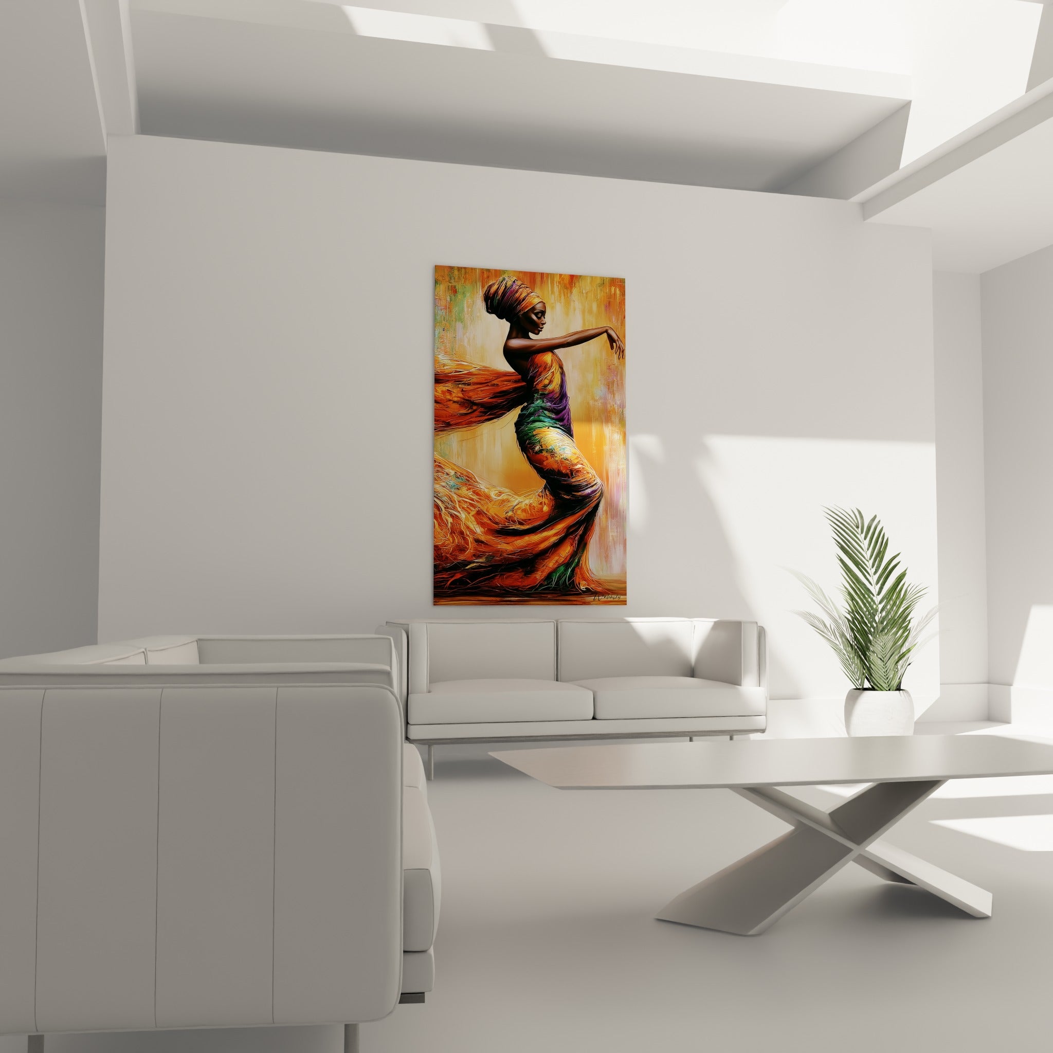 Bras tendu, drapé fauve et vert émeraude, au-dessus d'un canapé dans un salon lumineux
