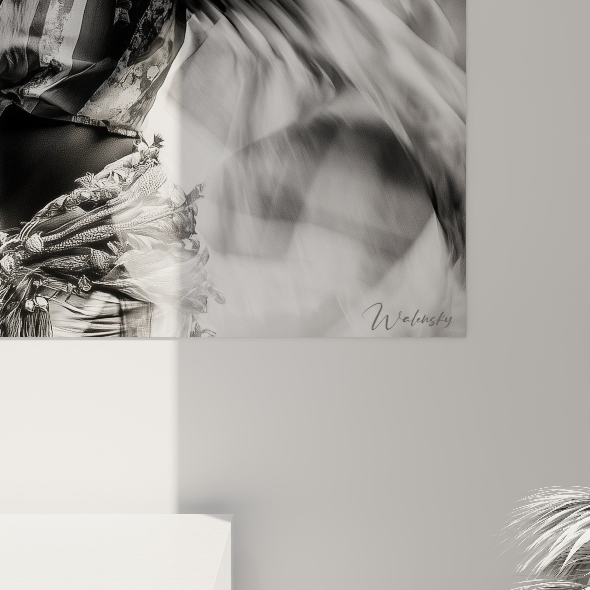 Détail du voile texturé en gris fumé et blanc nacré, flou de mouvement et grain photographique visible de près