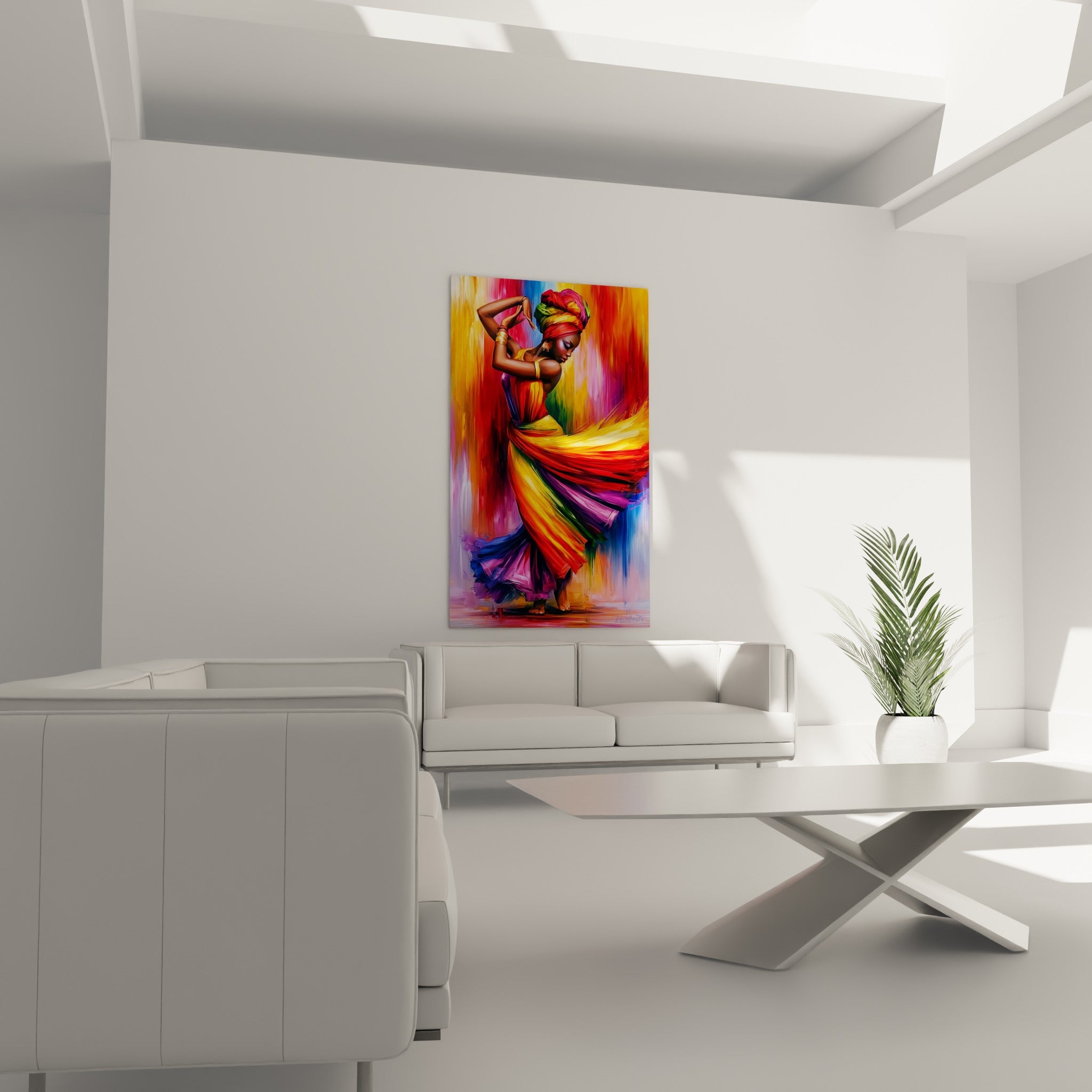 Femme au geste gracieux vêtue de jaune et violet, accrochée au-dessus d'un canapé dans un salon lumineux