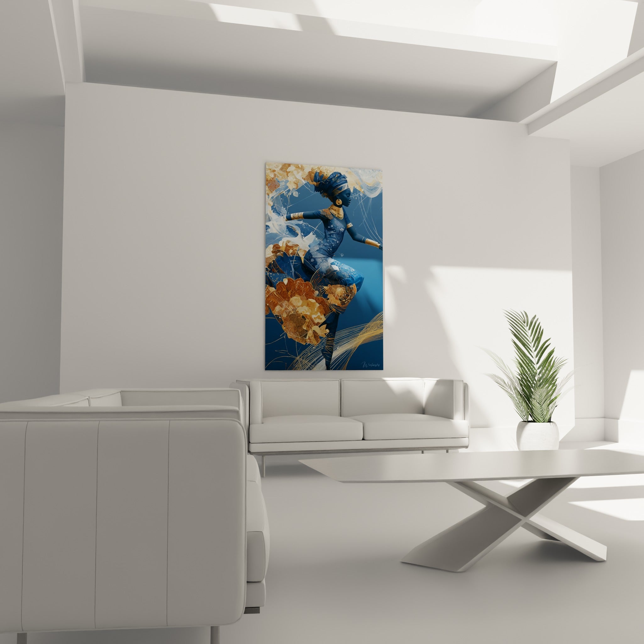 Figure féminine en mouvement, tons bleu marine et ocre, accrochée au-dessus d'un canapé dans un salon lumineux