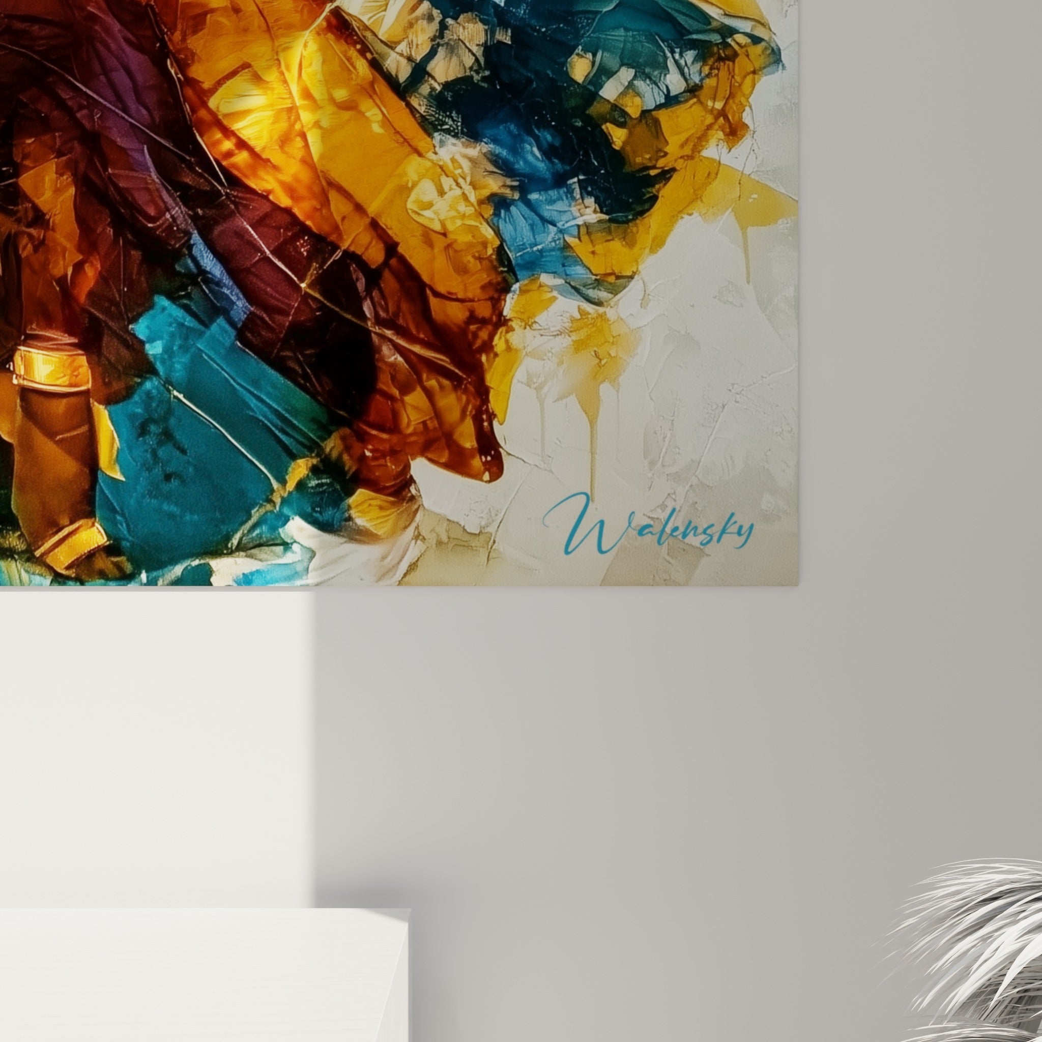 Empâtements bruns et bleu pétrole visibles de près sur le tissu safran de ce tableau Danse africaine