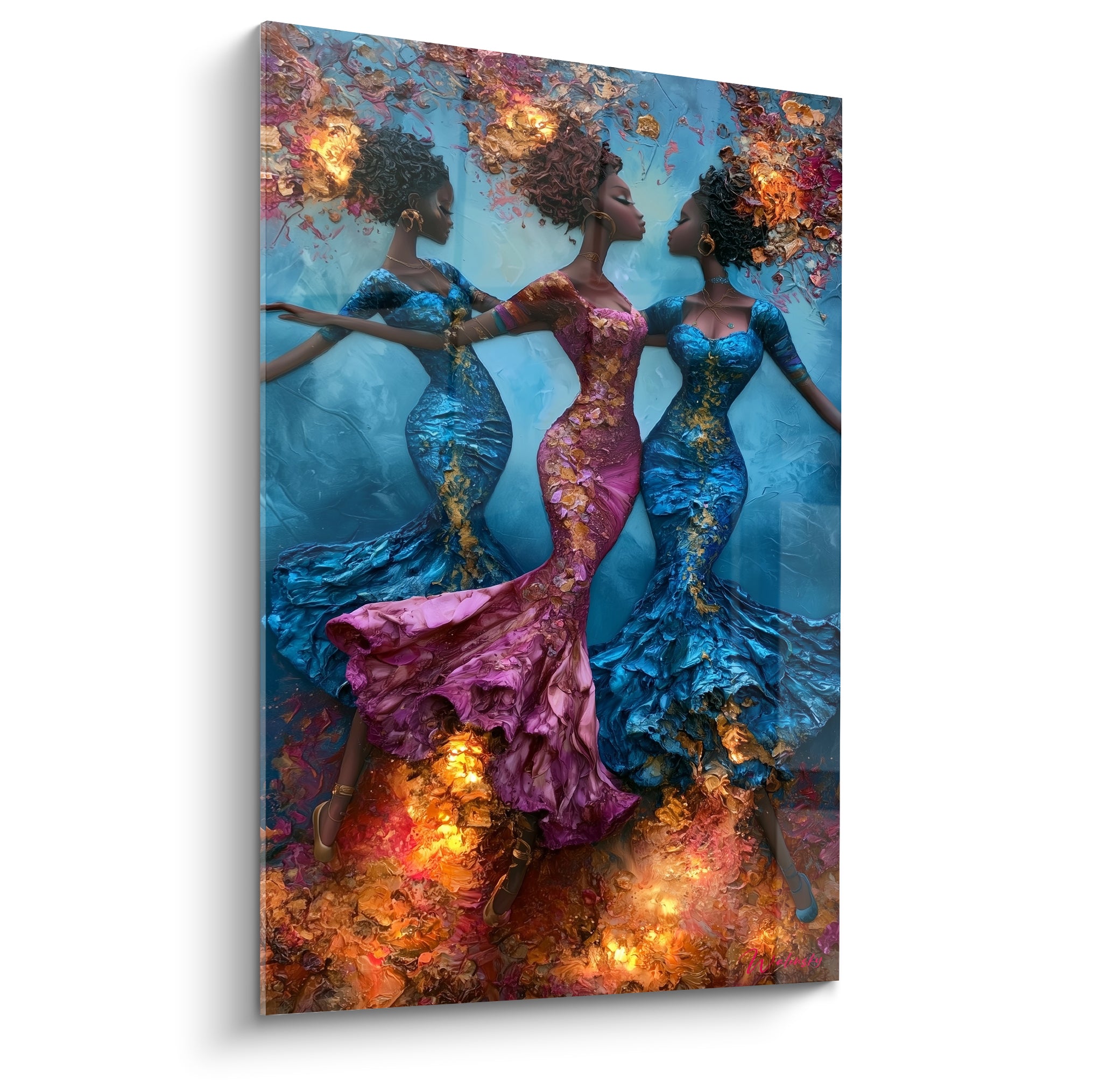 Trois danseuses en robes bleu marine et magenta, coiffures fleuries dorées, sur fond de flammes