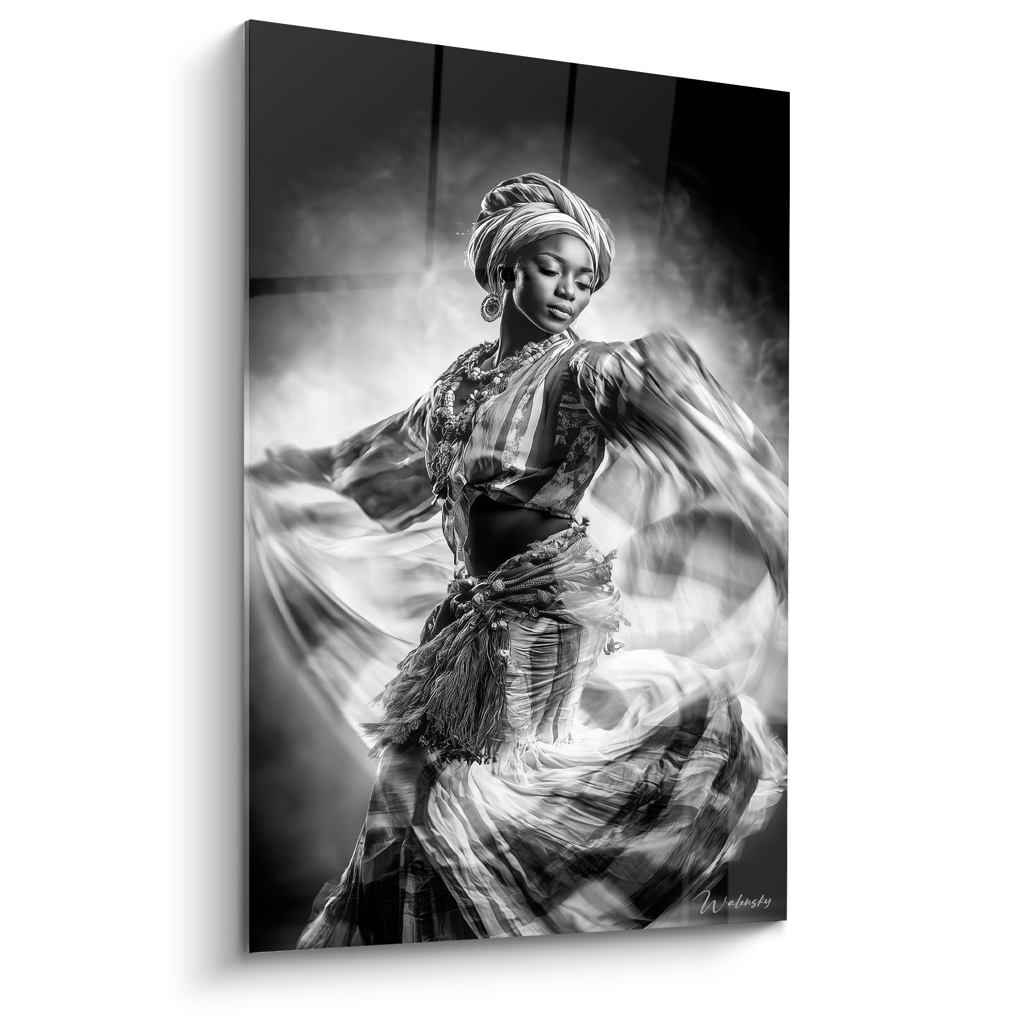 Danseuse africaine en noir et blanc, voile blanc tourbillonnant, turban orné et bras déployés