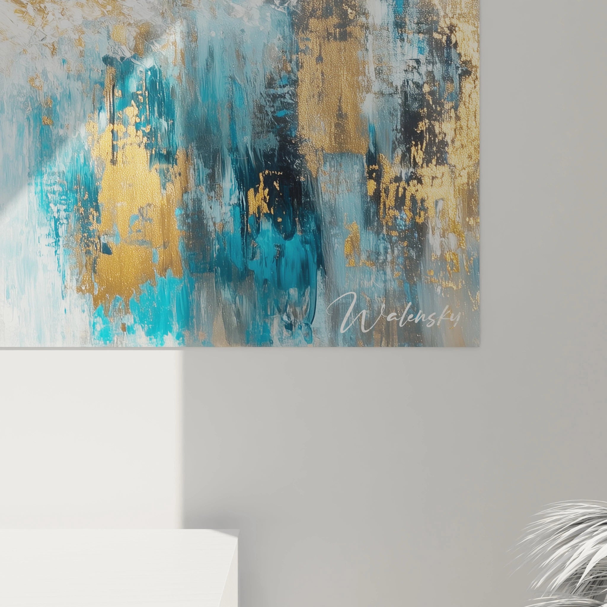 Un tableau danseuse abstrait représentant une figure stylisée, avec des touches dorées et des reliefs sur un fond texturé mêlant blanc et bleu.