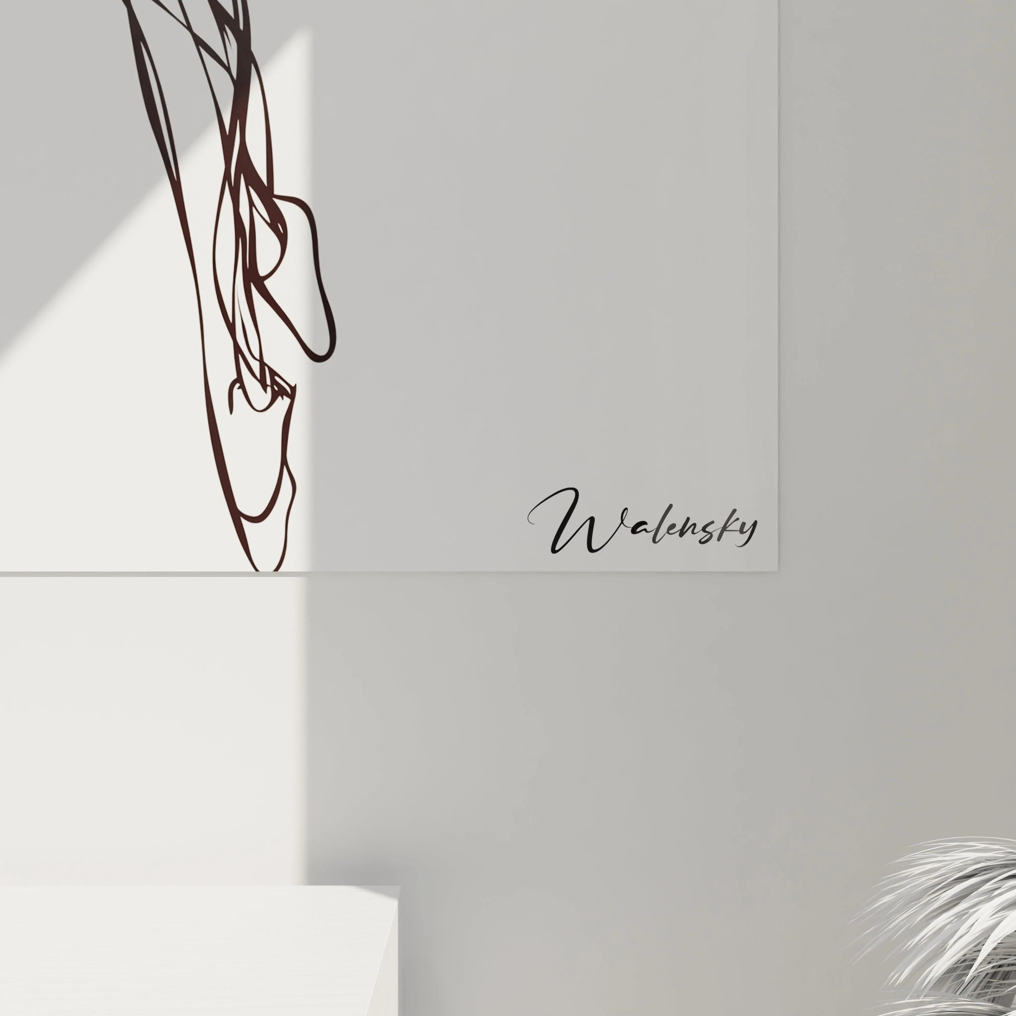 Un tableau danseuse abstrait composé de traits noirs fluides et superposés, formant une silhouette en mouvement sur un arrière-plan blanc sans relief visible.