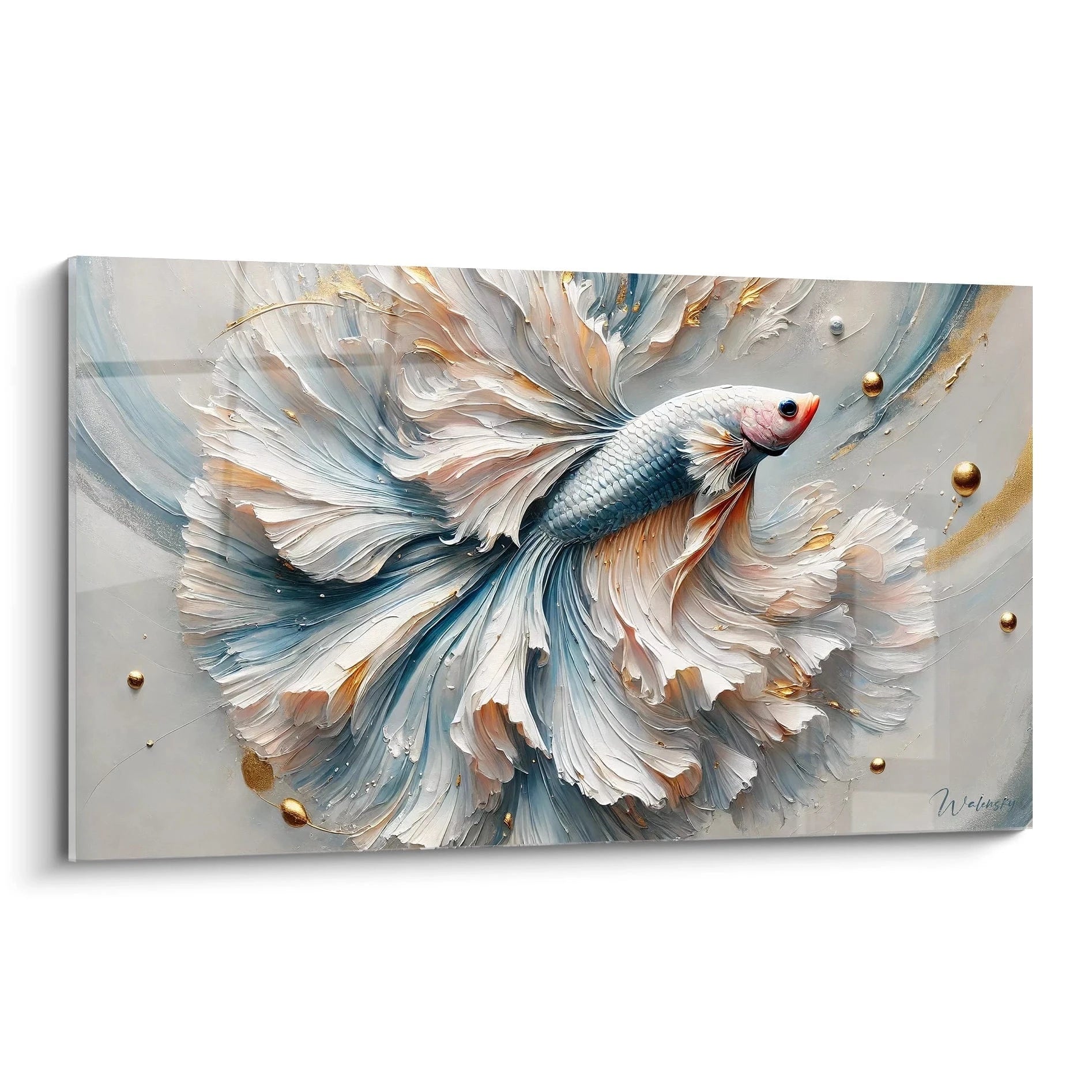 tableau poisson betta vu de biais, représentant un poisson majestueux aux nageoires élégantes. Les couleurs bleu, blanc et or capturent la beauté naturelle du betta dans un style abstrait moderne.