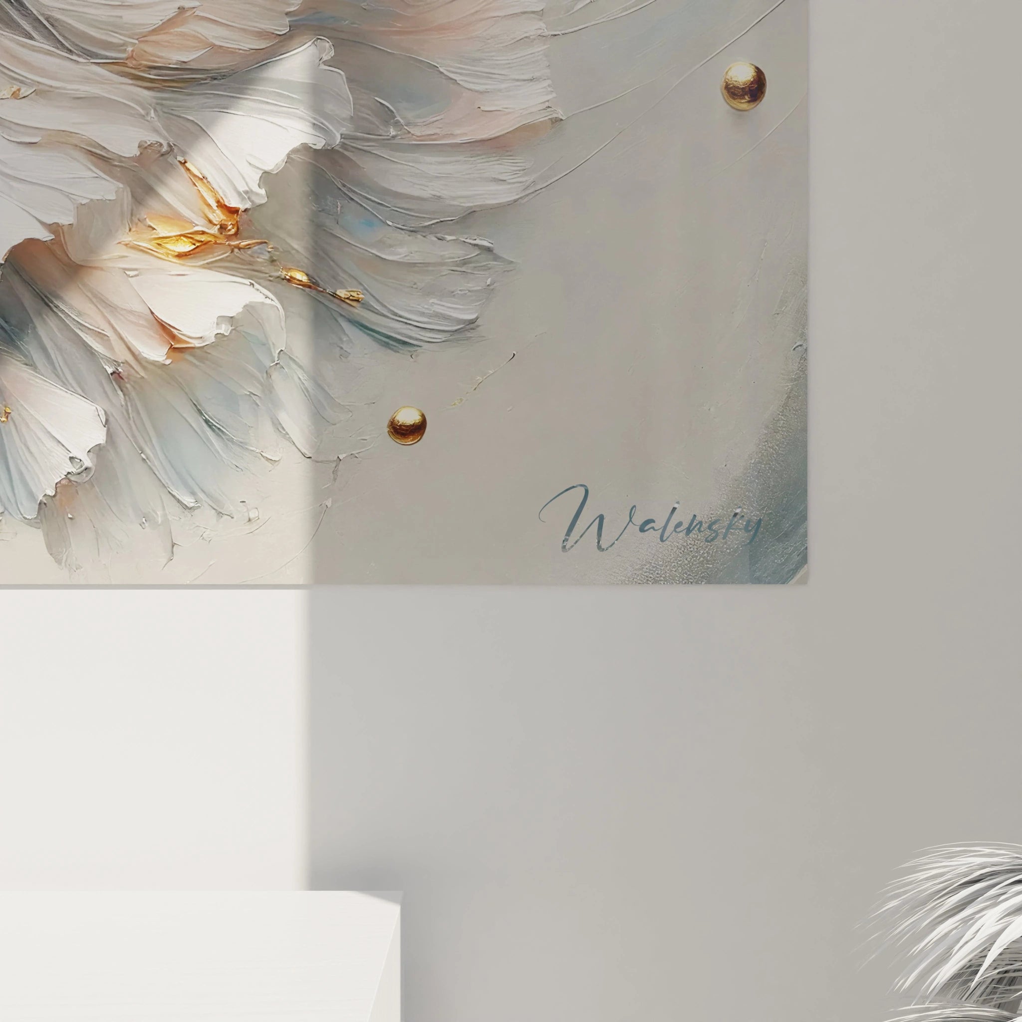 vue rapprochée du tableau poisson betta, mettant en valeur les détails des nageoires et des écailles. Le contraste des couleurs bleu, blanc et or révèle la grâce et la fluidité du mouvement.