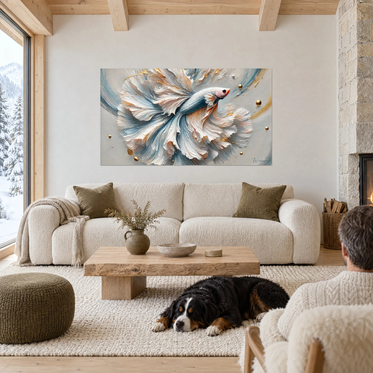 Tableau poisson betta aux nageoires de pétales crème et bleu givré, touches dorées, au-dessus d'un canapé dans un salon lumineux