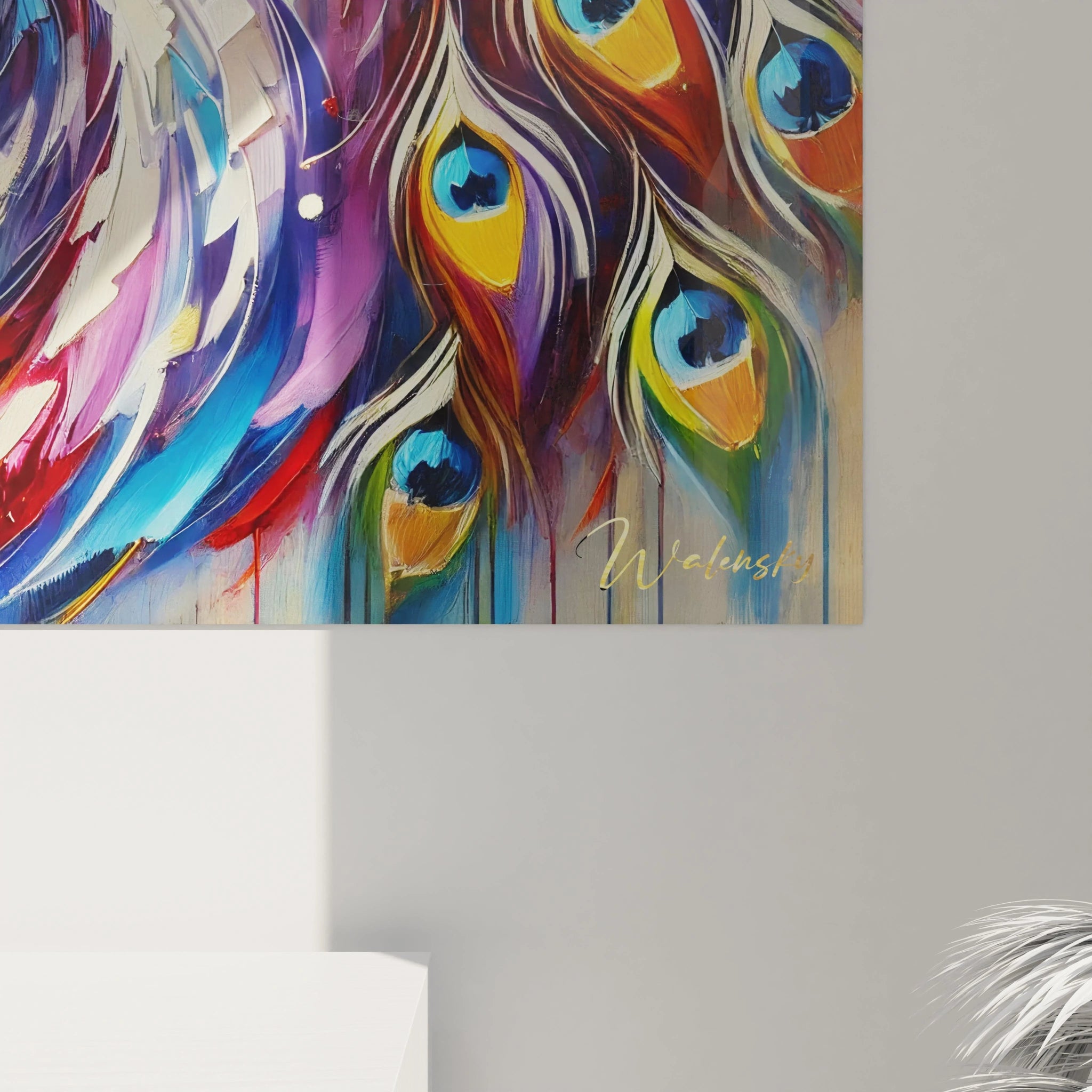 Découvrez de près les détails fascinants de ce tableau paon. Chaque plume est magnifiquement texturée avec des teintes profondes, offrant une expérience visuelle riche et captivante à chaque regard.