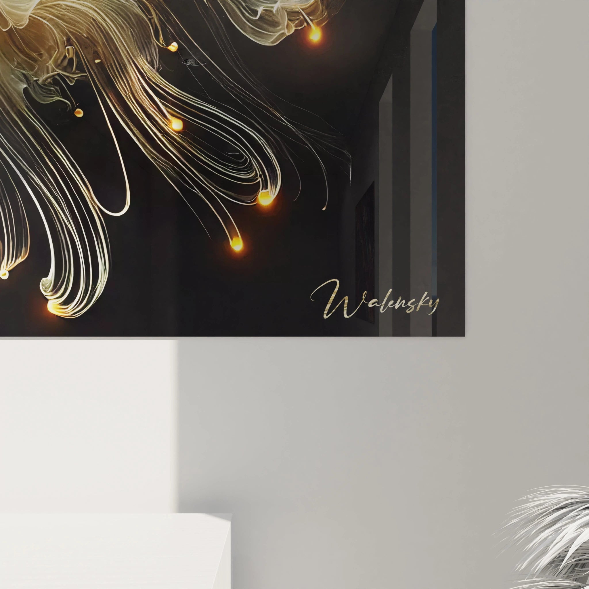 Admirez la texture et les nuances du tableau méduse de près. Les courbes délicates de ses tentacules en or et beige créent un effet hypnotique, captivant l'observateur dans un monde aquatique mystérieux.