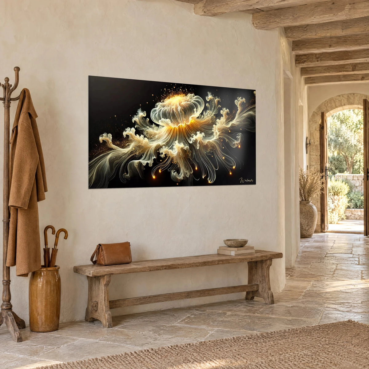 Πίνακας διαφανούς θαλάσσιου πλάσματος, κρεμ πλοκάμια και χρυσές σπίθες σε βαθύ μαύρο, τοίχος από πέτρα σε διάδρομο
