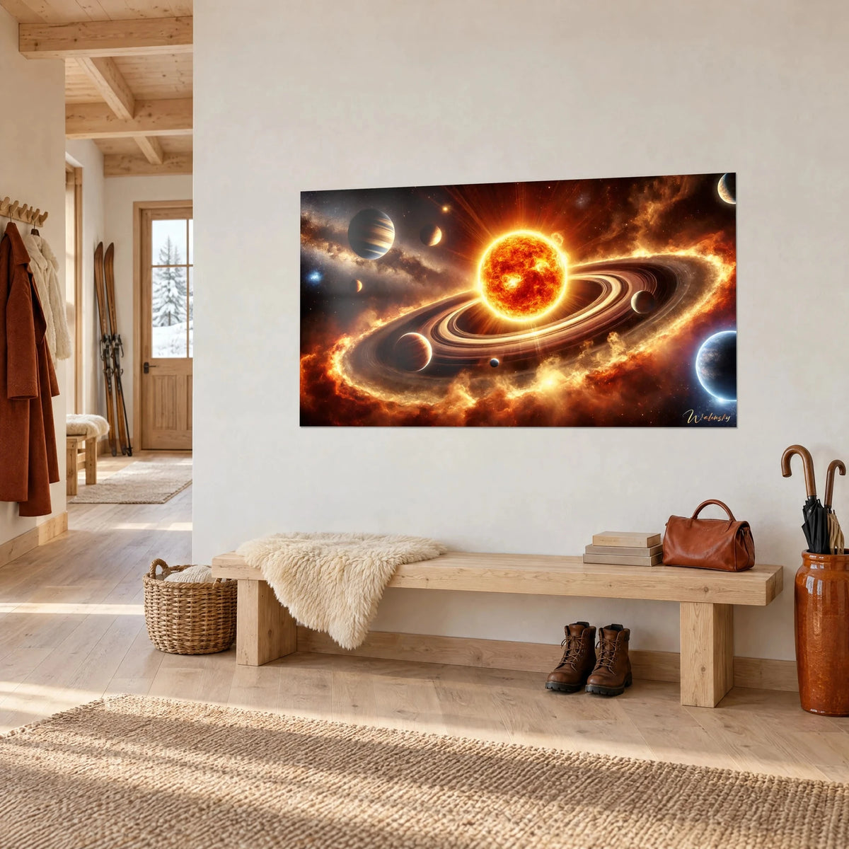 Quadro stella incandescente e disco di anelli ocra, pianeti striati in orbita su sfondo nero e ruggine, appeso alla parete bianca di uno chalet