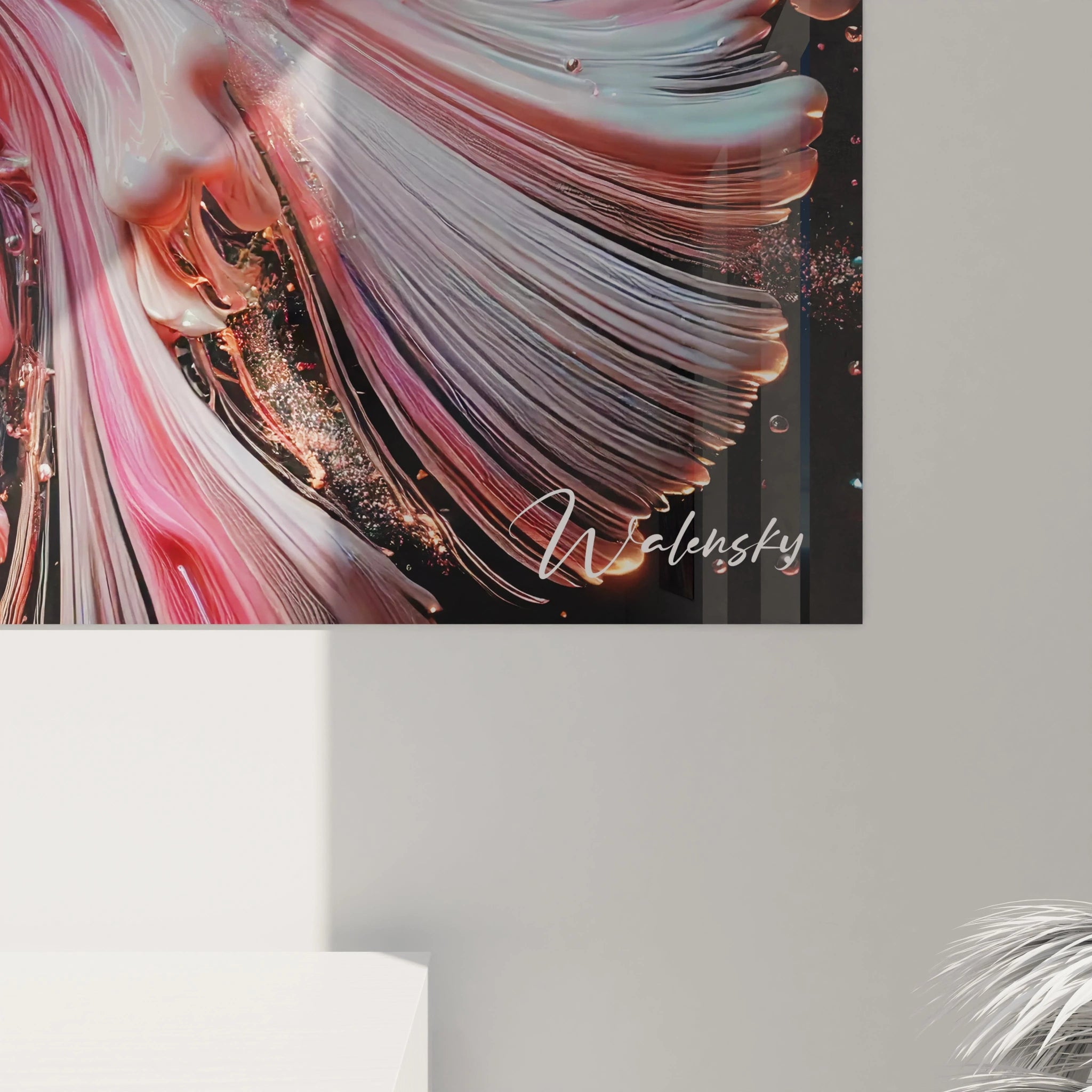 Vue rapprochée du tableau style epoxy. Les plumes du flamant rose, aux courbes douces, et les éclats d'or apportent une texture fascinante. Les détails méticuleux créent une profondeur captivante et élégante.