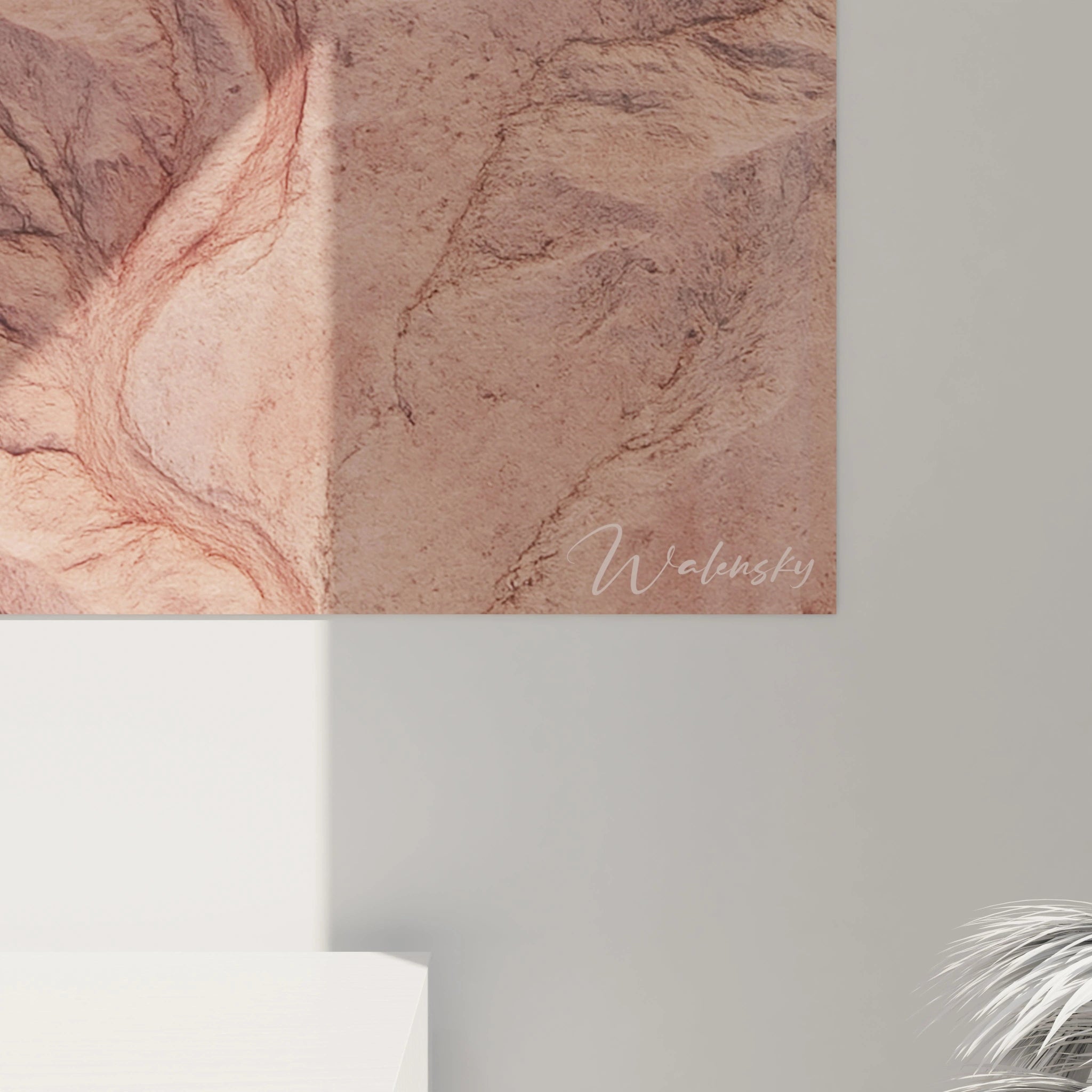 Un tableau vue aérienne illustrant un paysage désertique érodé avec motif arborescent. Les couleurs rose poudré et brun rougeâtre révèlent un jeu subtil de reliefs et de dépressions, tandis que les textures rugueuses évoquent la nature aride du terrain.