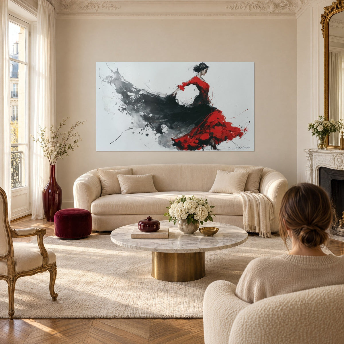 Tableau danseuse flamenco en robe rouge vif, traînée d'encre noire et grise, fond blanc, au-dessus d'un canapé dans un salon lumineux